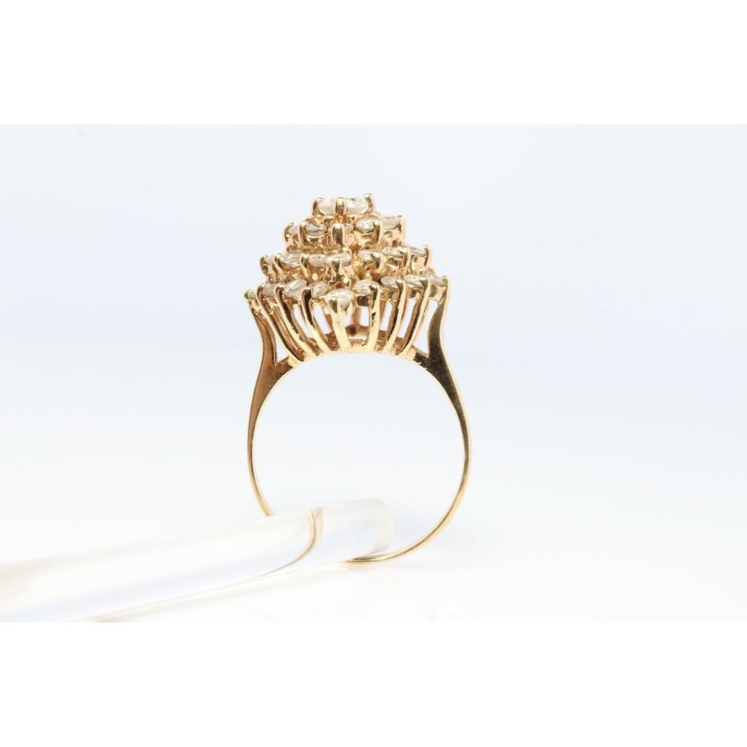 Bague en or jaune 14k. Bague grappe de diamants ronds. Diamant en cascade. en vente 3