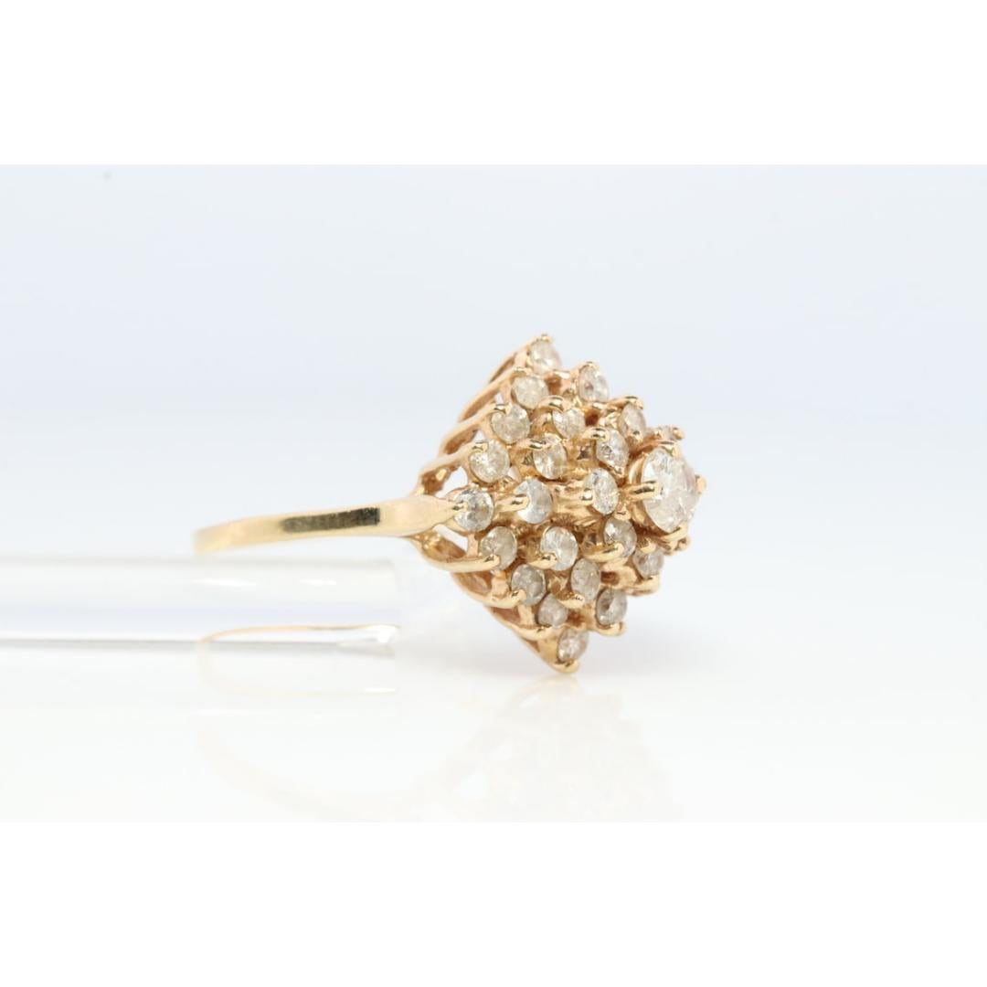 Bague en or jaune 14k. Bague grappe de diamants ronds. Diamant en cascade. en vente 4
