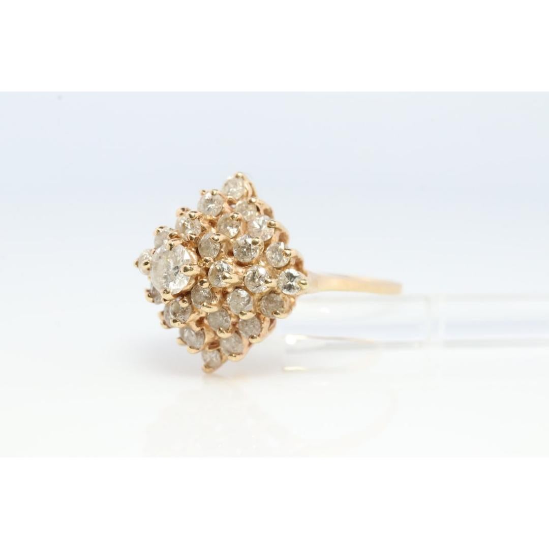 Bague en or jaune 14k. Bague grappe de diamants ronds. Diamant en cascade. en vente 5