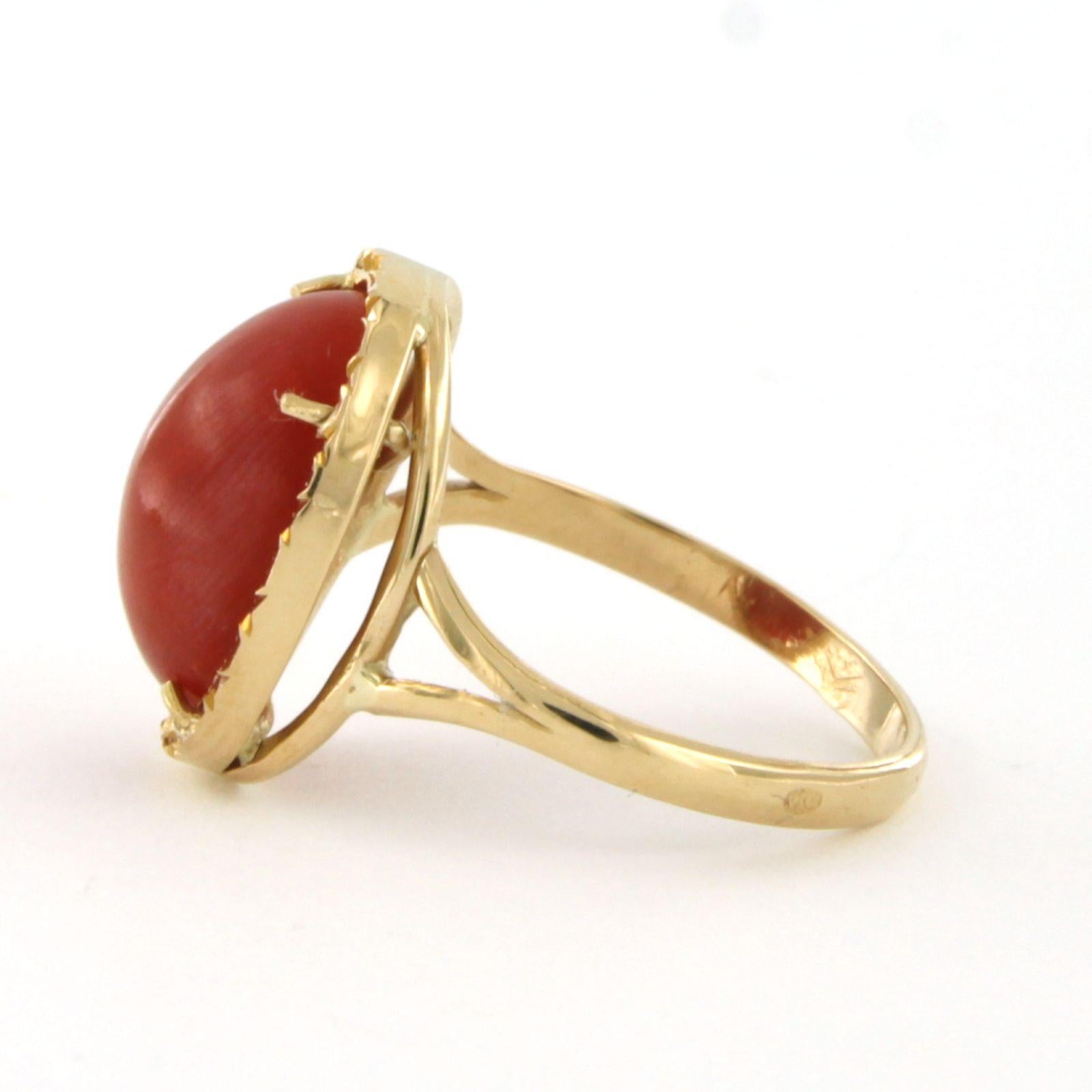 Pieno vittoriano Anello in oro giallo 14k con corallo ovale incastonato - 3,5 grammi in vendita
