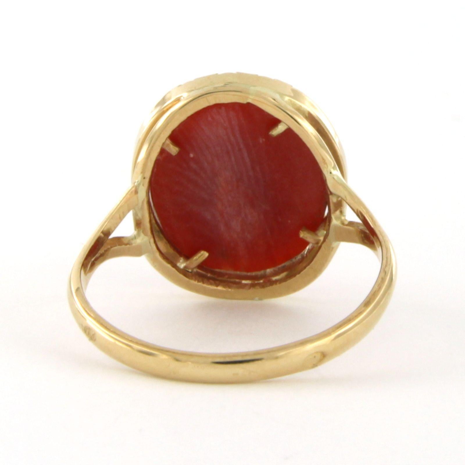 Cabochon Anello in oro giallo 14k con corallo ovale incastonato - 3,5 grammi in vendita
