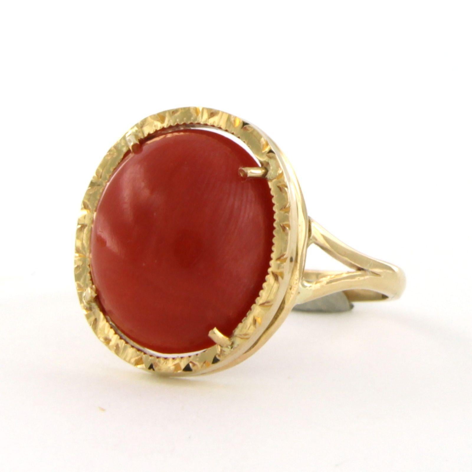 Anello in oro giallo 14k con corallo ovale incastonato - 3,5 grammi In condizioni ottime in vendita a The Hague, ZH