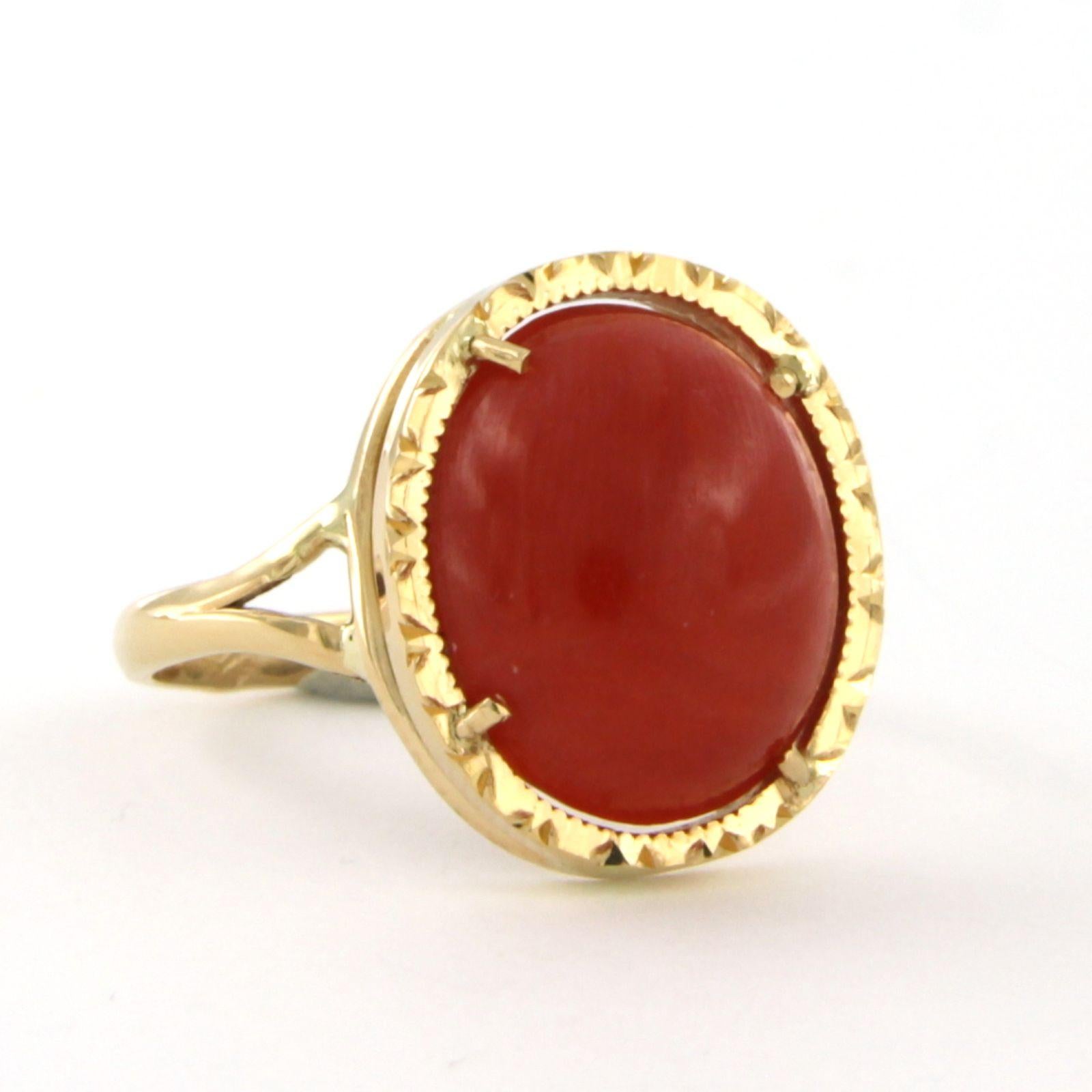 Donna Anello in oro giallo 14k con corallo ovale incastonato - 3,5 grammi in vendita
