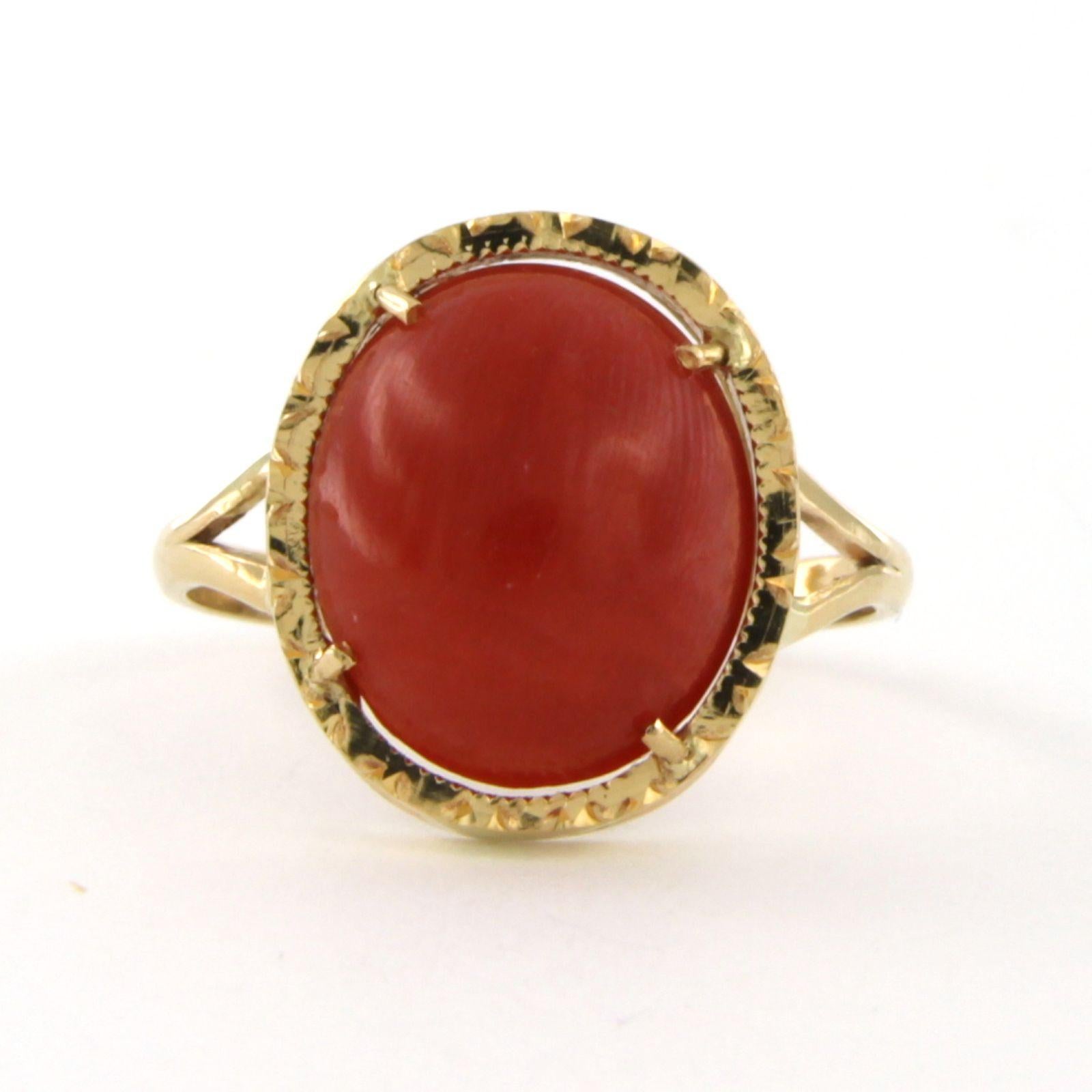 Anello in oro giallo 14k con corallo ovale incastonato - 3,5 grammi in vendita 1