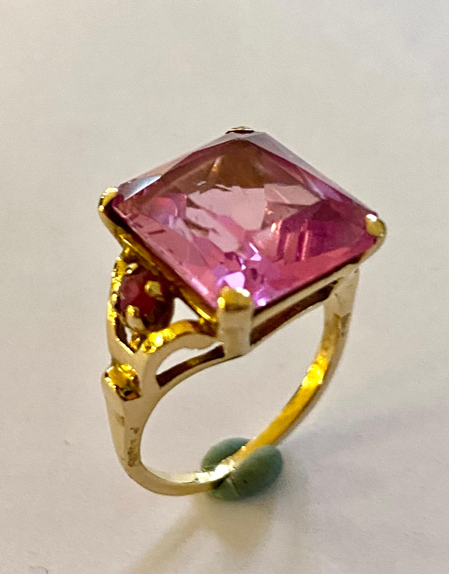 One (1) 14K. yellow gold gemstone ring.
A center stone: 12.00 ct Synthetic Pink Sapphire 13.93 x 11.91 x 6.79 mm
2 side stones: 0.24 ct. Synthetic Ruby, round
size of the ring: 16.25 (51+) USA 5.75 UK: K +
Weight of the ring: 6.64 grams
Stamped 585