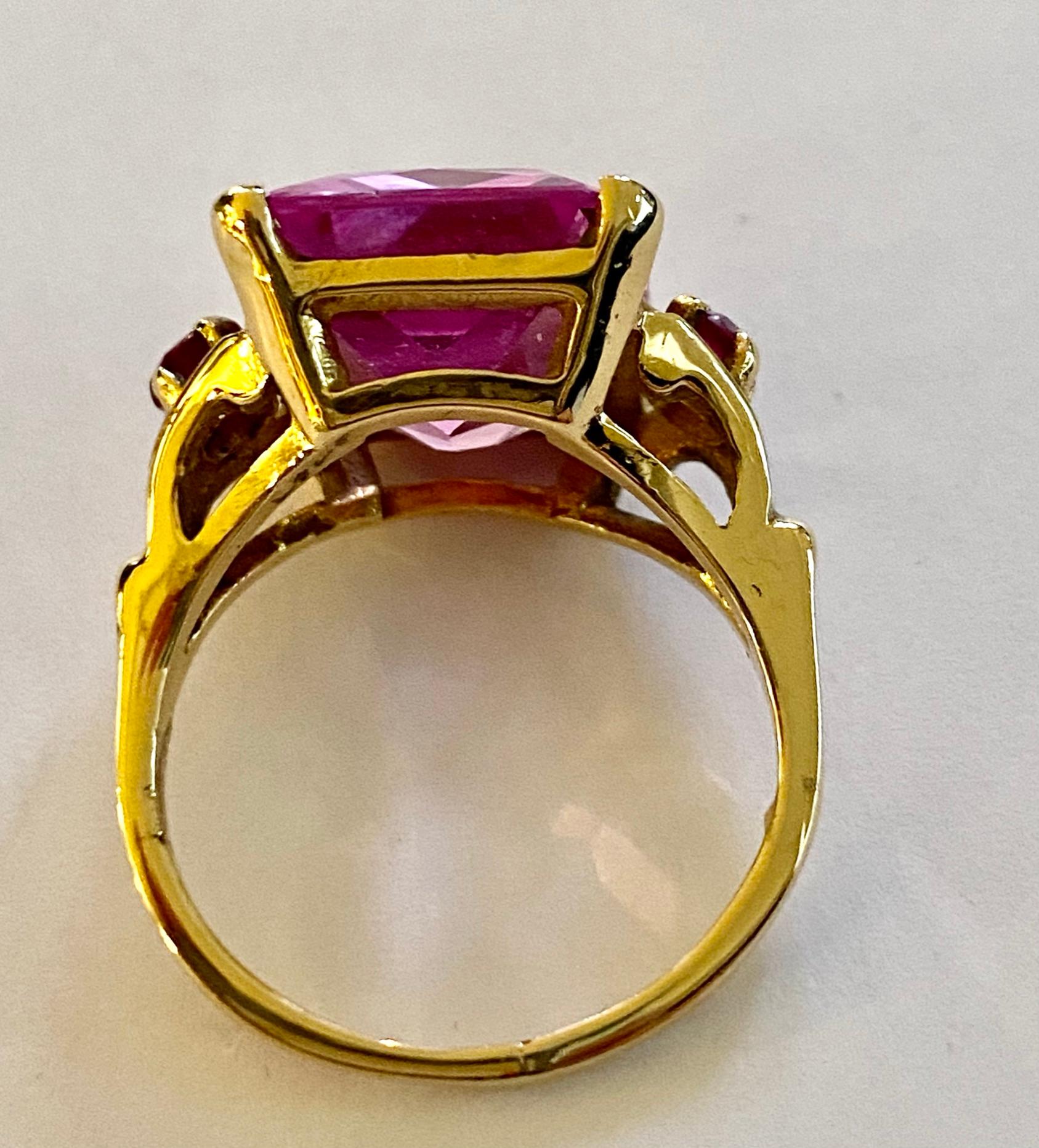 14 Karat Yellow Gold Ring, Set with Synthetic Pink Sapphire and 2 Synthetic Ruby In Good Condition In Heerlen, NL