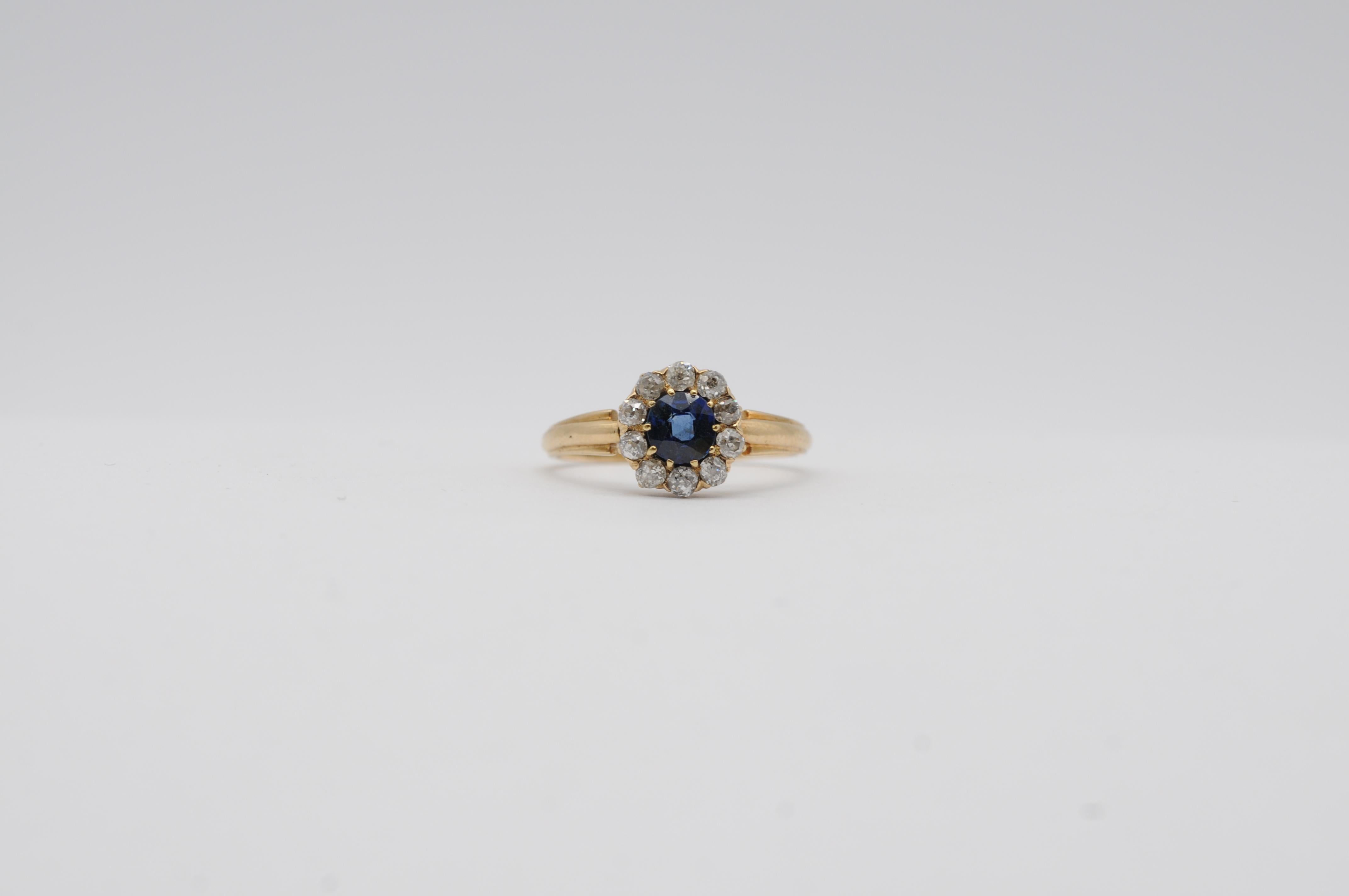 Cette superbe bague en or jaune 14k s'inspire de la bague de fiançailles emblématique de la princesse Diana. En son cœur se trouve un saphir naturel captivant d'environ 1 carat, rayonnant d'un bleu riche et profond qui attire l'attention. Le saphir