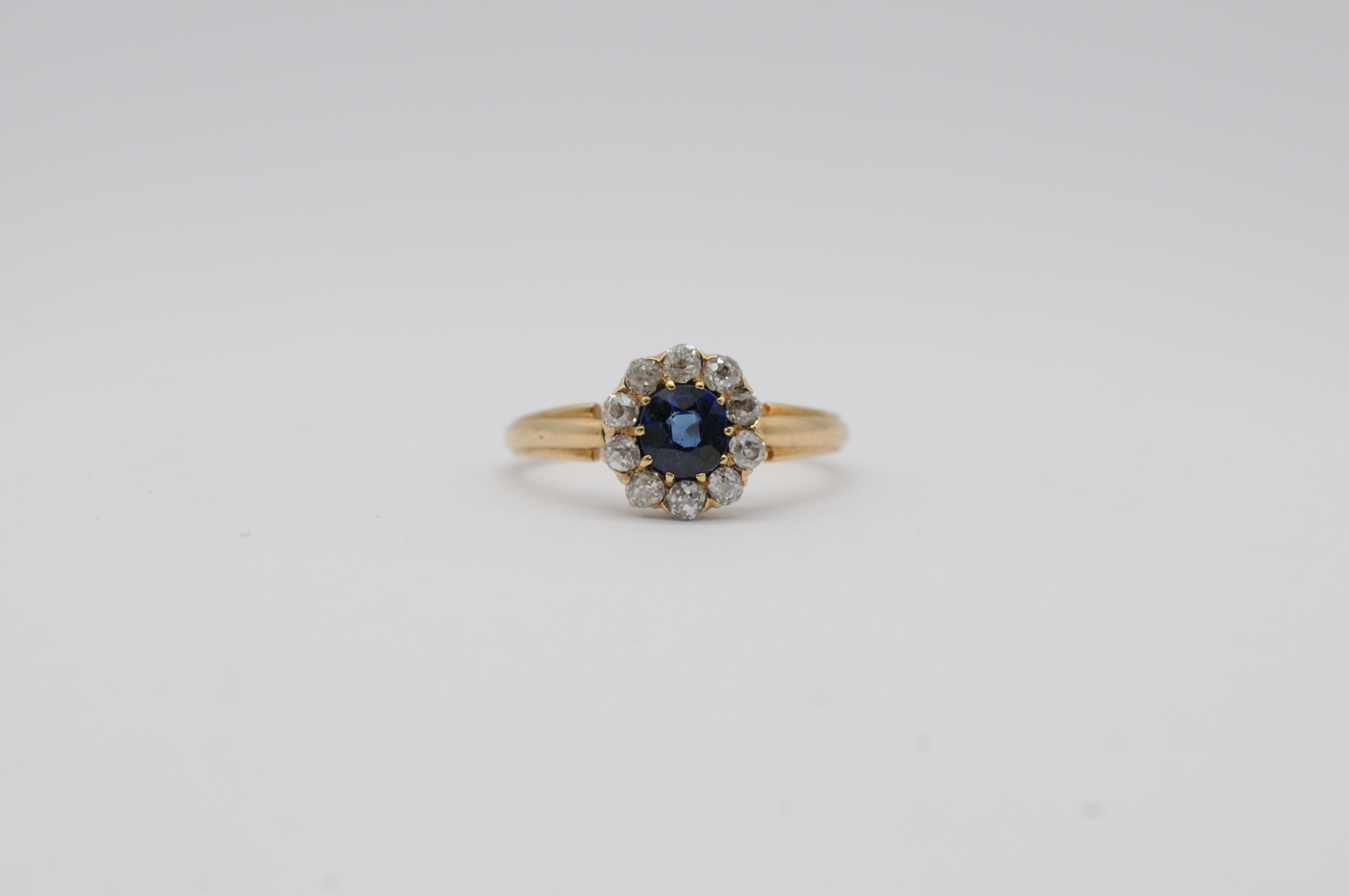 Mouvement esthétique Bague en or jaune 14 carats avec saphir naturel 1 carat et 10 diamants brillants en vente