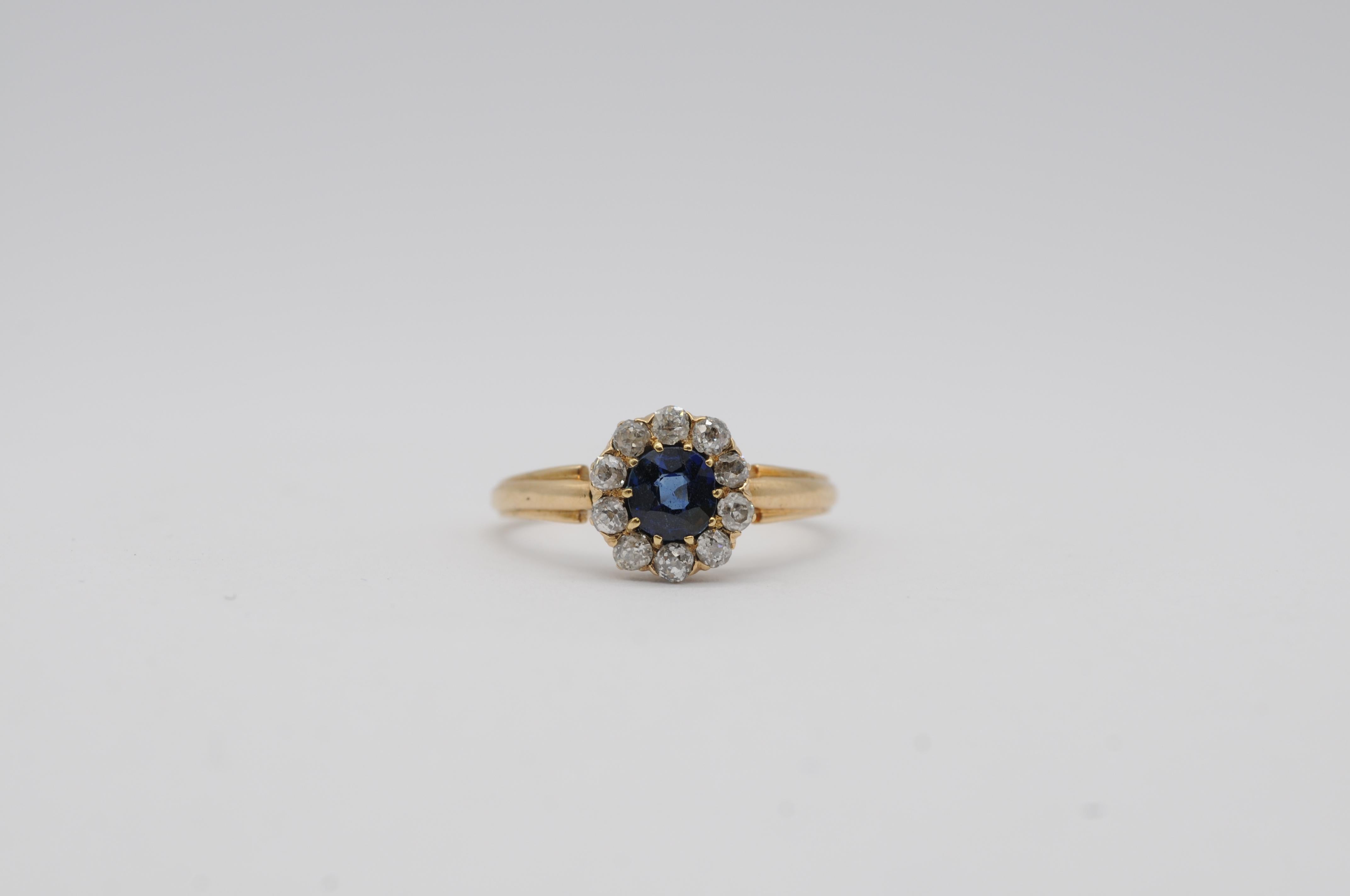 Taille brillant Bague en or jaune 14 carats avec saphir naturel 1 carat et 10 diamants brillants en vente