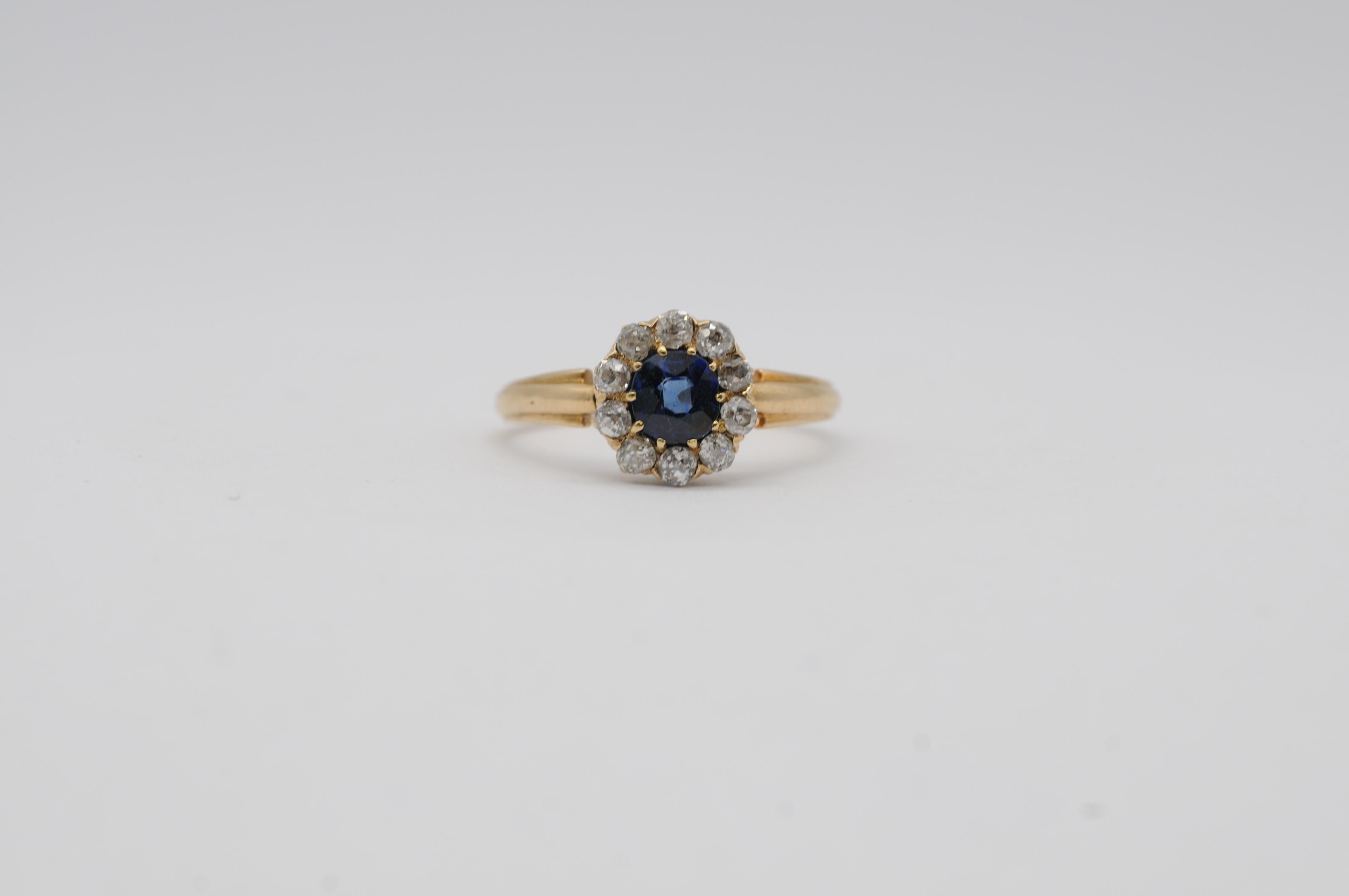 Bague en or jaune 14 carats avec saphir naturel 1 carat et 10 diamants brillants Bon état - En vente à Berlin, BE