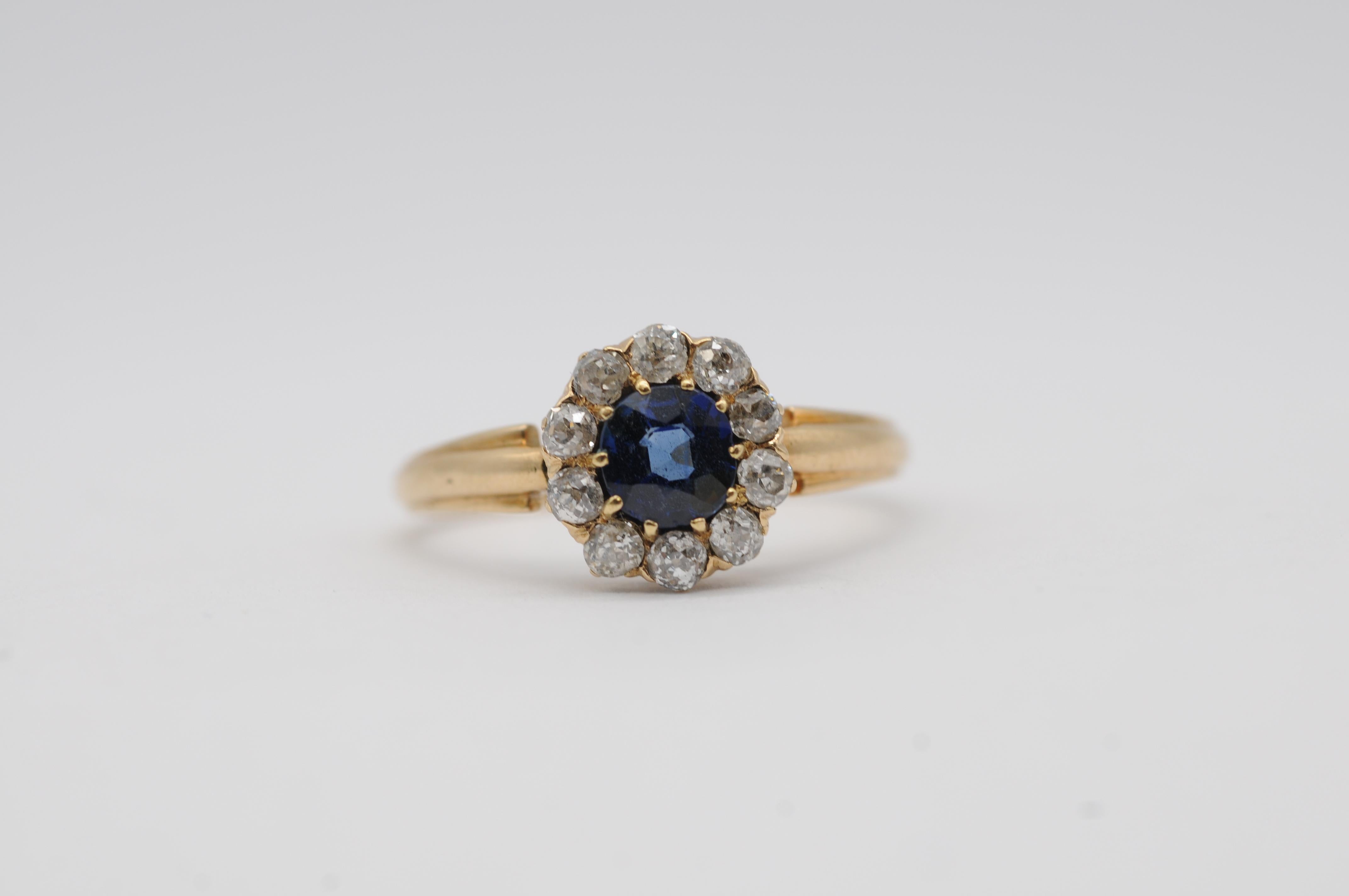 Bague en or jaune 14 carats avec saphir naturel 1 carat et 10 diamants brillants Unisexe en vente