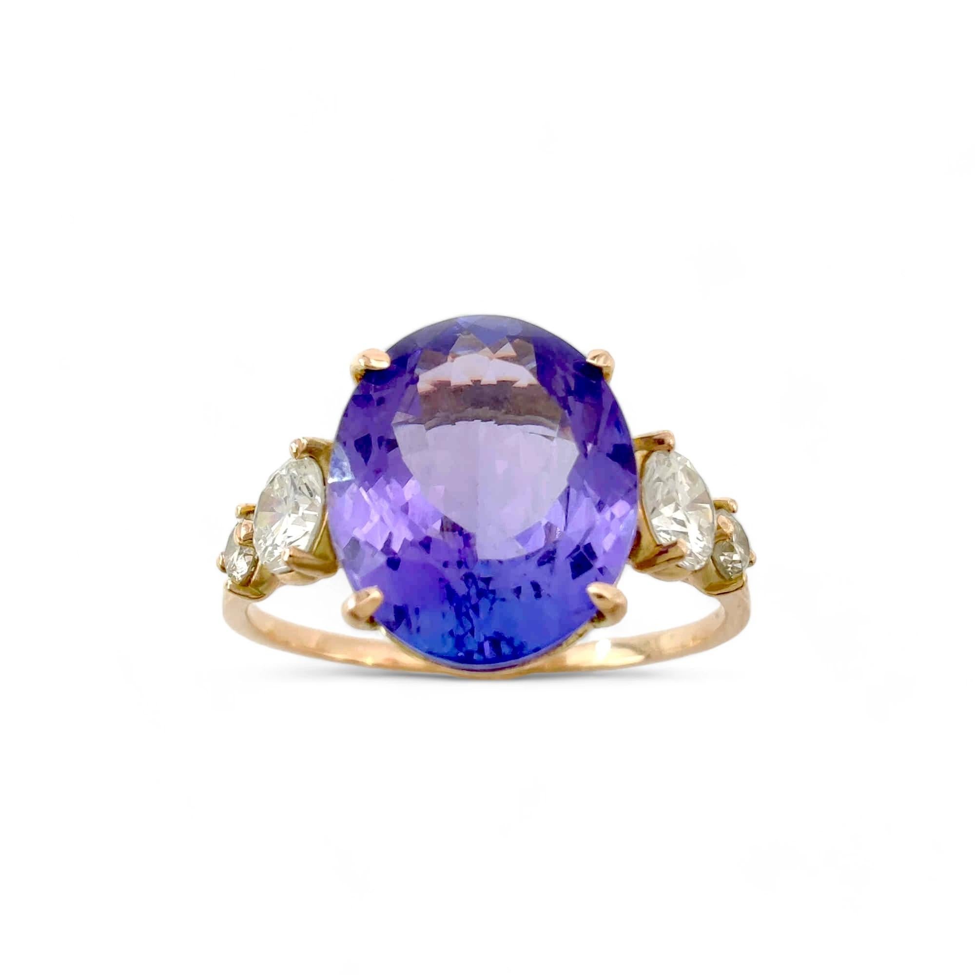 14K yellow  Gold Ring with 2.24 Carat oval Tanzanite and Diamonds In New Condition For Sale In MADRID, ES