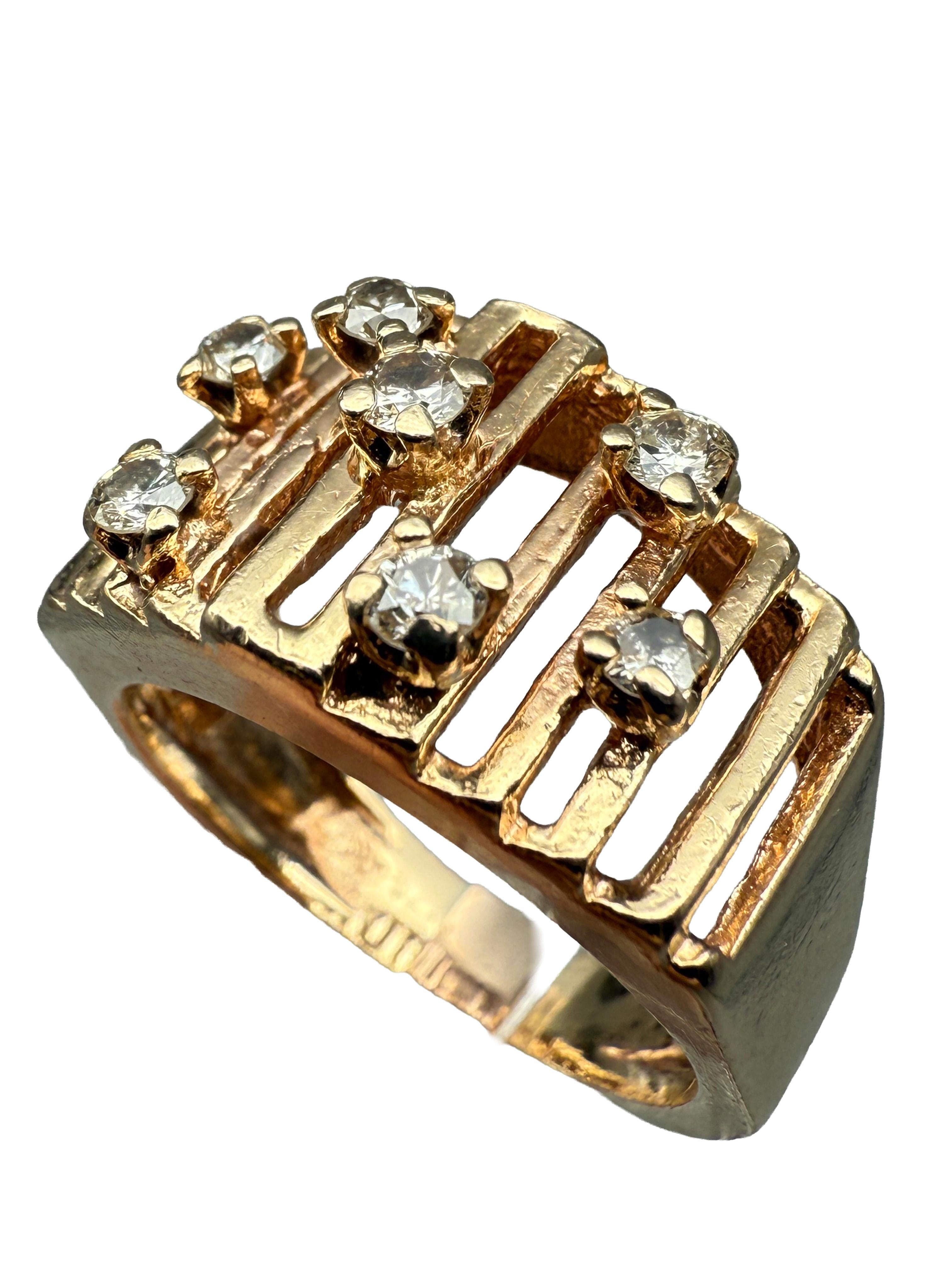 Cette élégante bague en or jaune 14 carats impressionne par son savoir-faire raffiné et son mélange harmonieux de design classique et d'éclat luxueux. Ornée de sept étincelants diamants taille brillant totalisant 0,7 carat, la bague dégage une