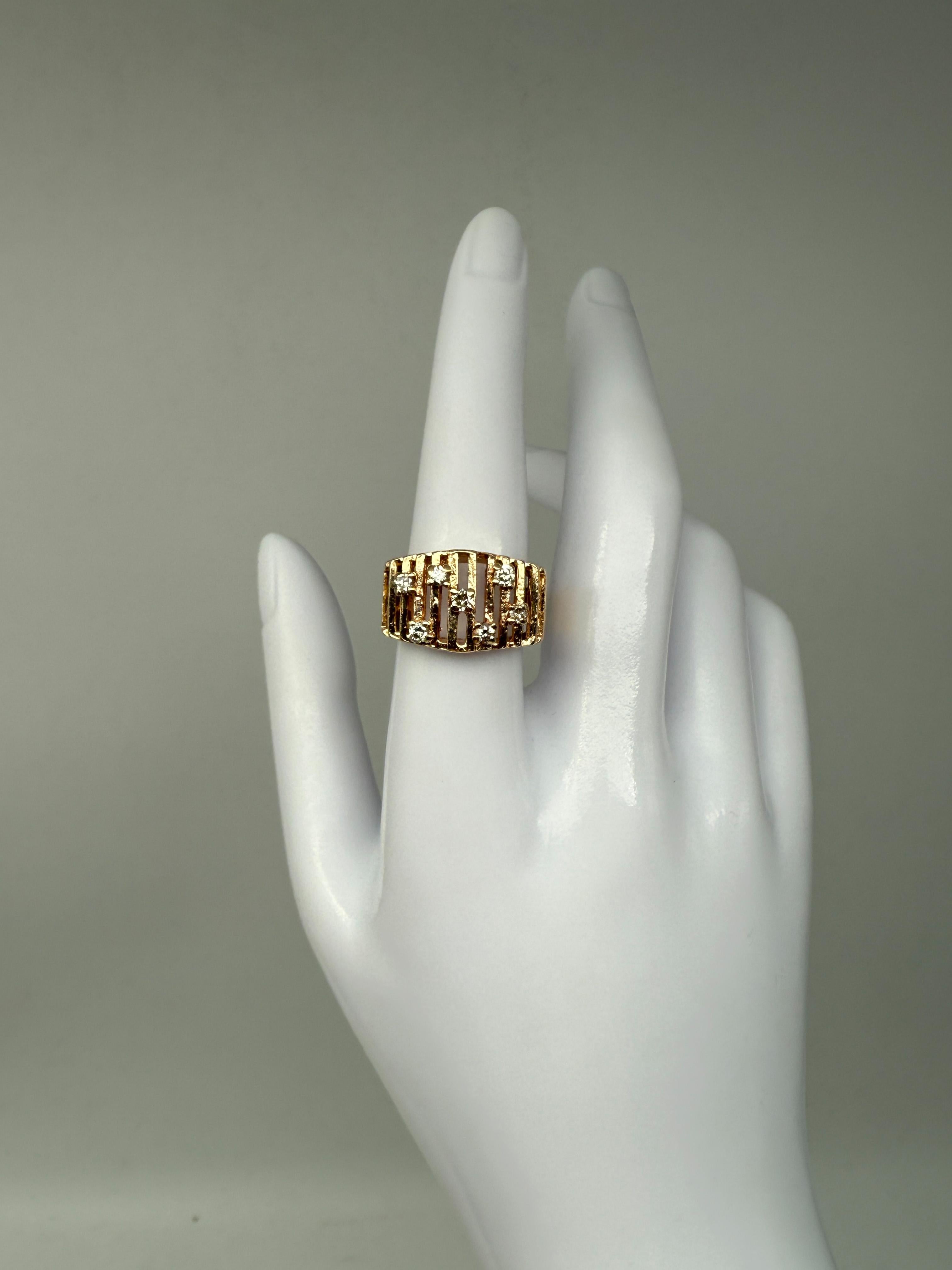 Bague en or jaune 14K avec 7 diamants de taille Brilliante Bon état - En vente à Berlin, DE