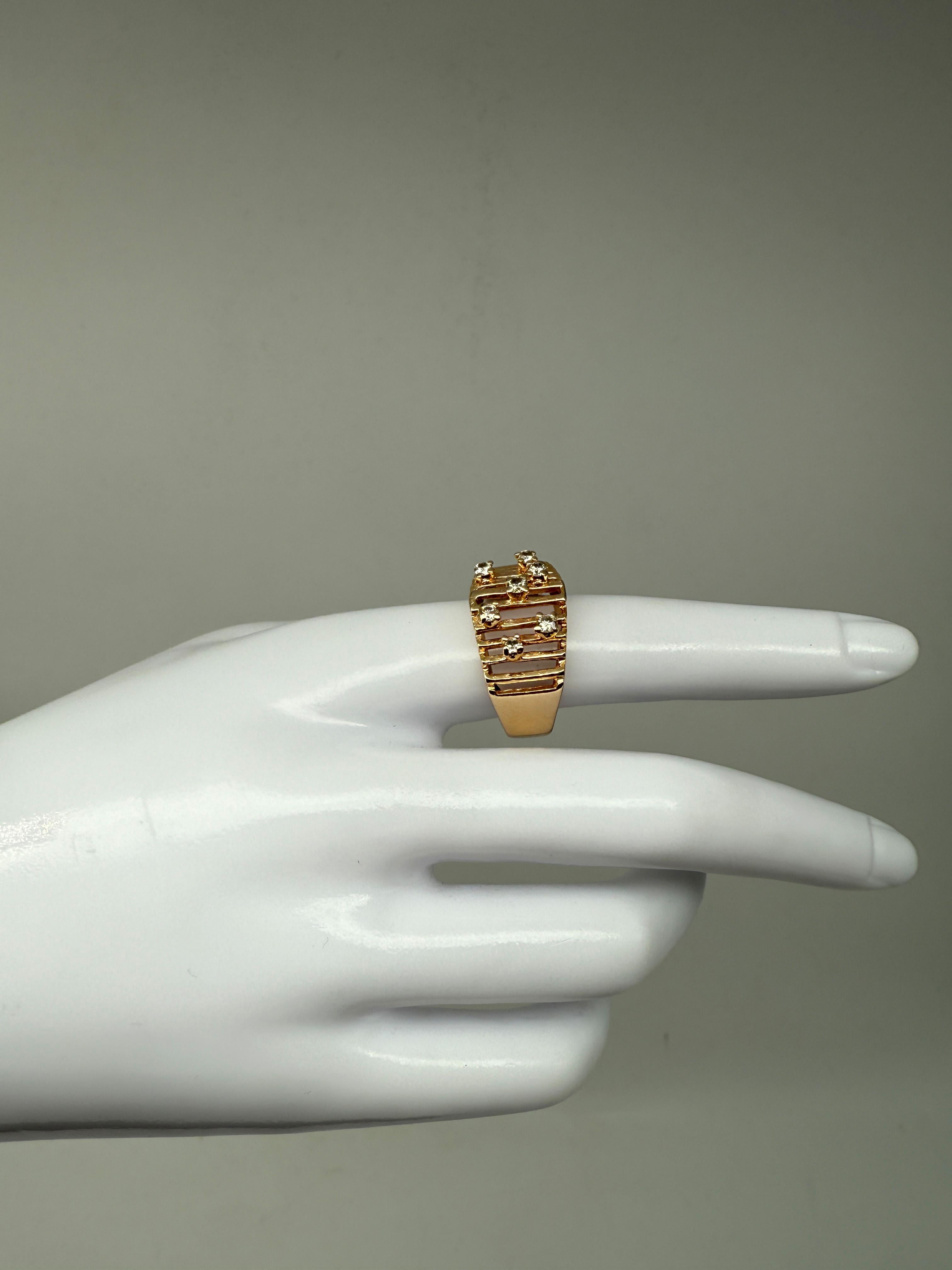 Bague en or jaune 14K avec 7 diamants de taille Brilliante en vente 1