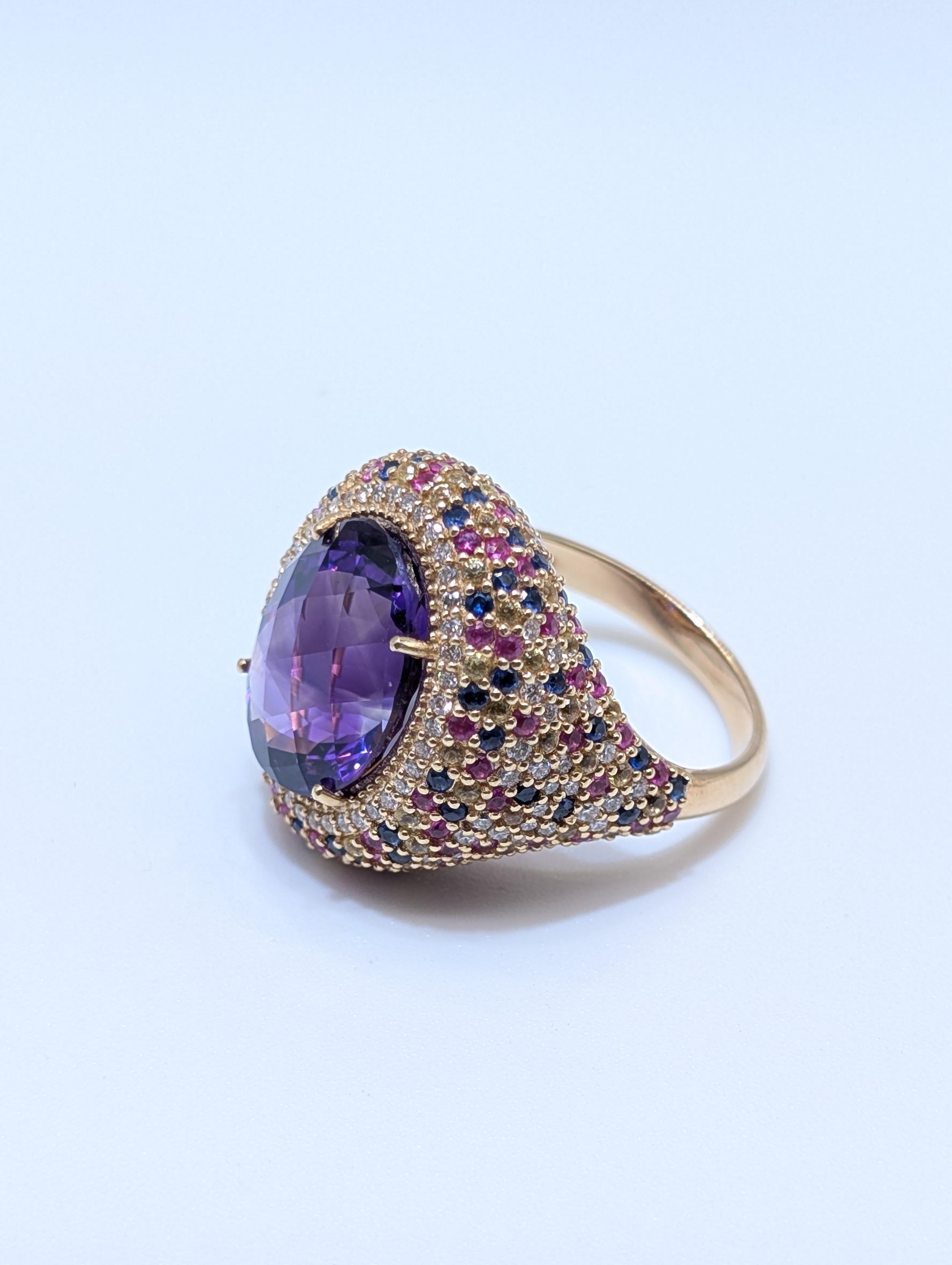 Faites tourner les têtes avec cette superbe pièce d'apparat, réalisée avec expertise en or jaune 14k. En son centre se trouve une époustouflante améthyste naturelle de 8,12 carats de taille ovale, rayonnant de riches teintes violettes avec une