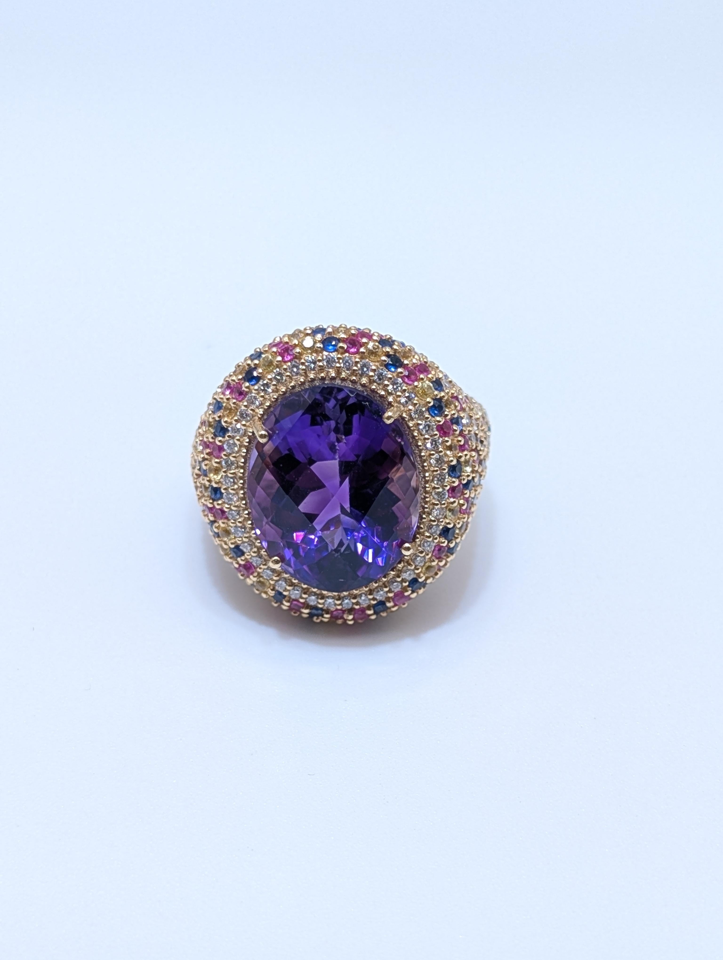 Taille ovale Bague en or jaune 14 carats avec améthyste, diamants et saphirs multicolores en vente