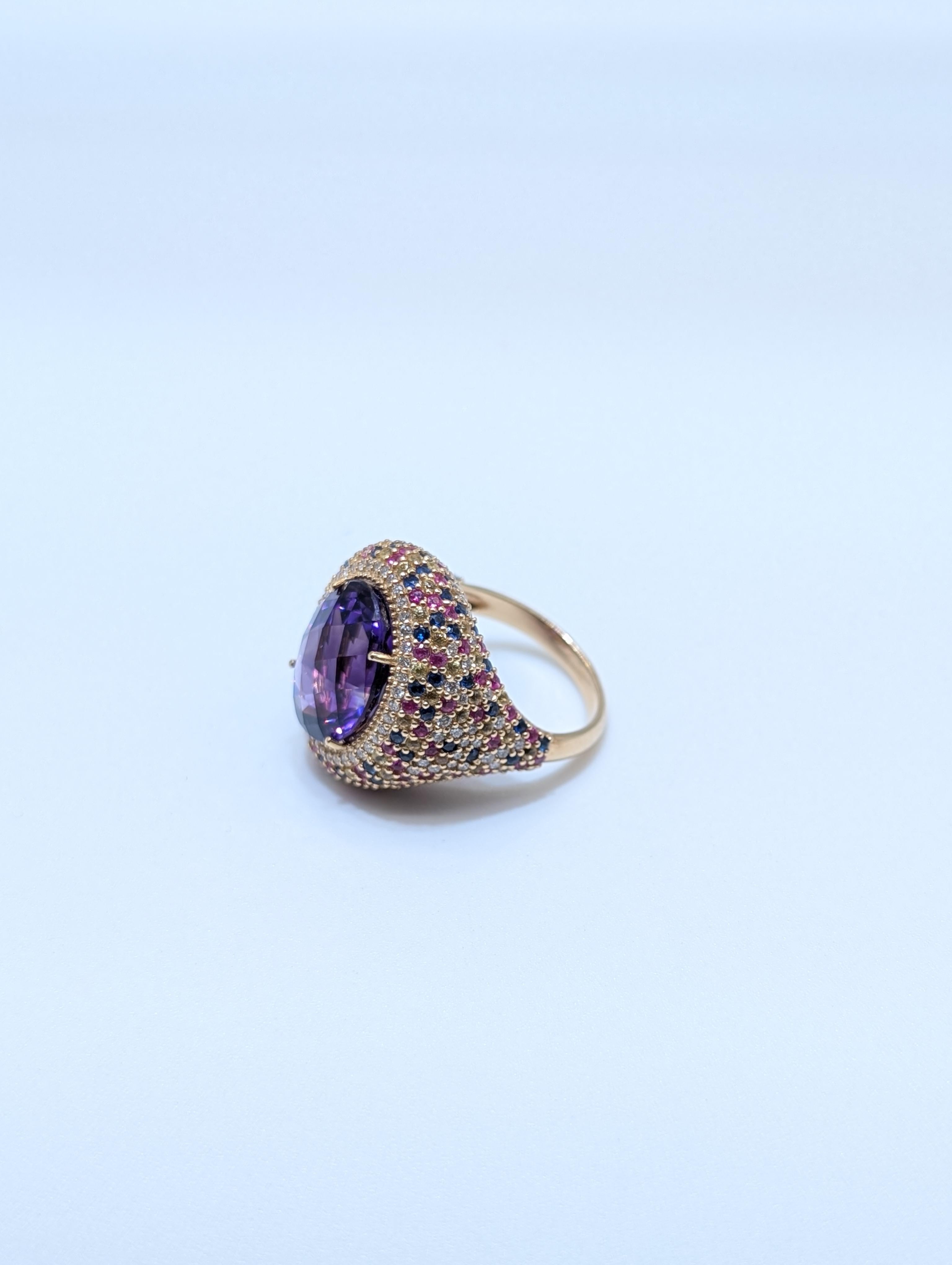 Bague en or jaune 14 carats avec améthyste, diamants et saphirs multicolores Neuf - En vente à New York, US
