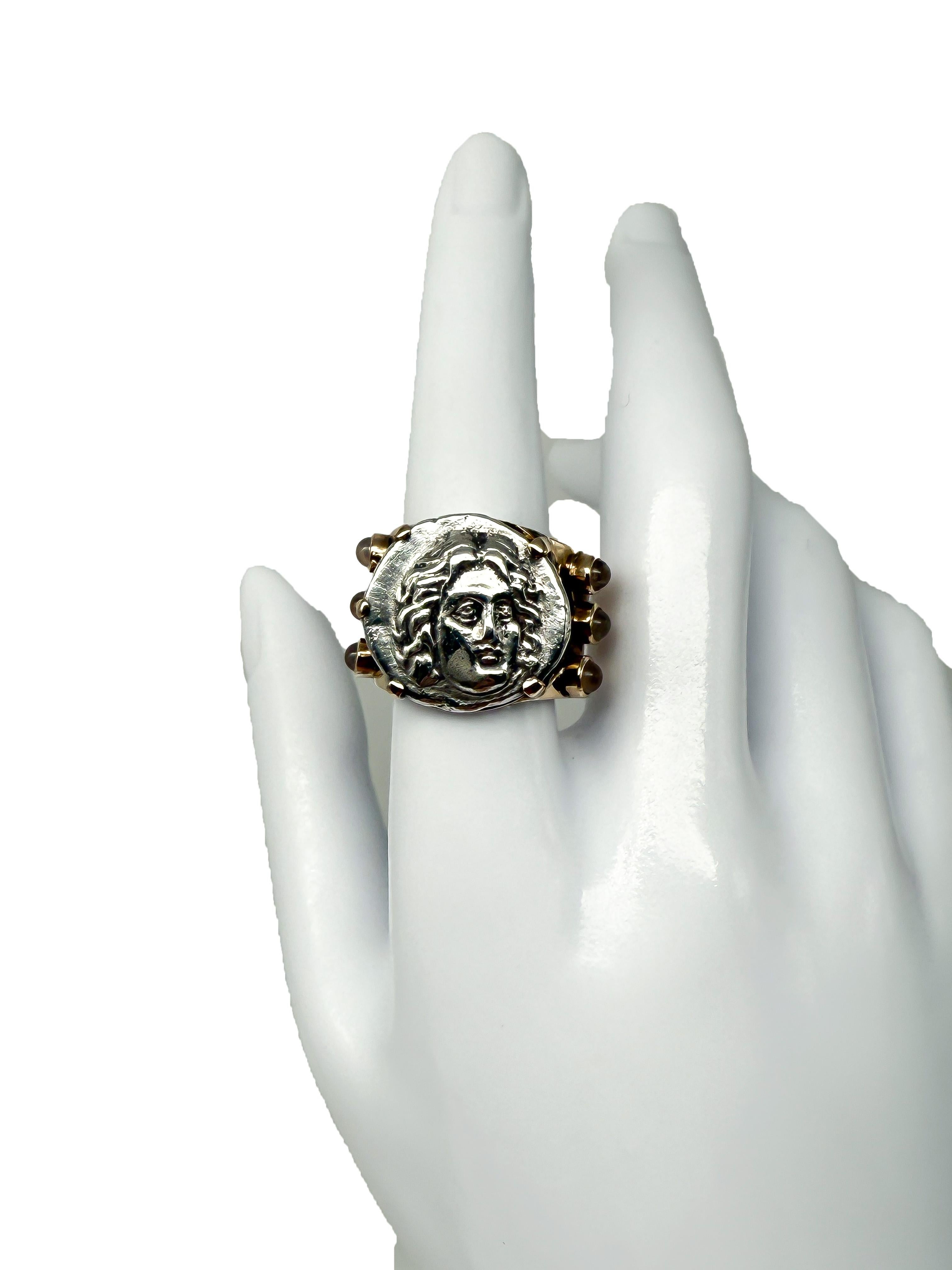 Discover an extraordinary ring that combines history and timeless elegance. This piece of jewelry features an authentic Greek-Hellenistic coin, meticulously crafted with a diameter of approximately 17 to 21 mm. The front side displays the artfully