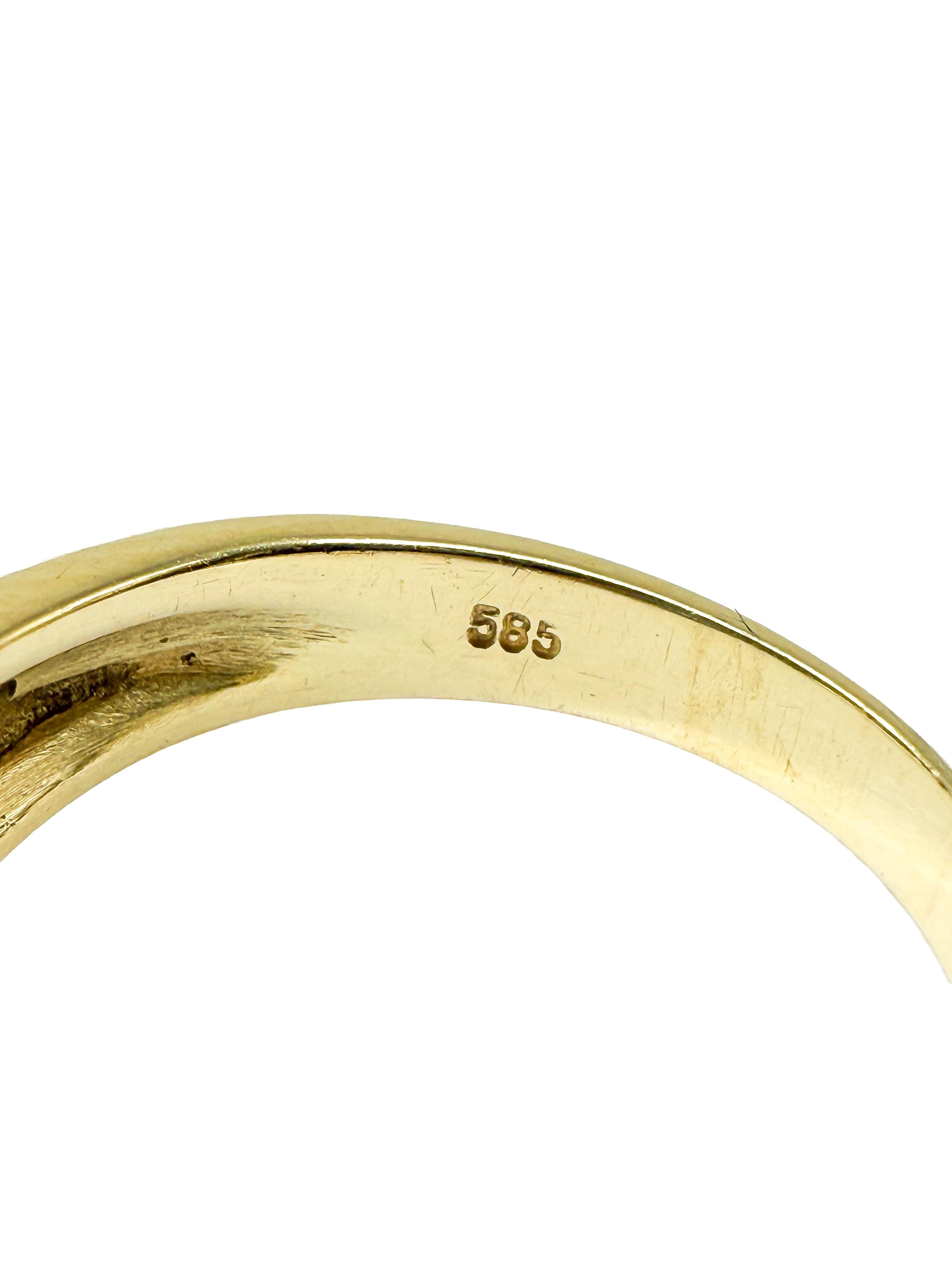 A truly unique ring that draws every eye with its understated elegance and exquisite craftsmanship: This fine yellow gold ring featuring aquamarine and diamonds merges timeless artisanal quality with modern refinement. In very good pre-owned