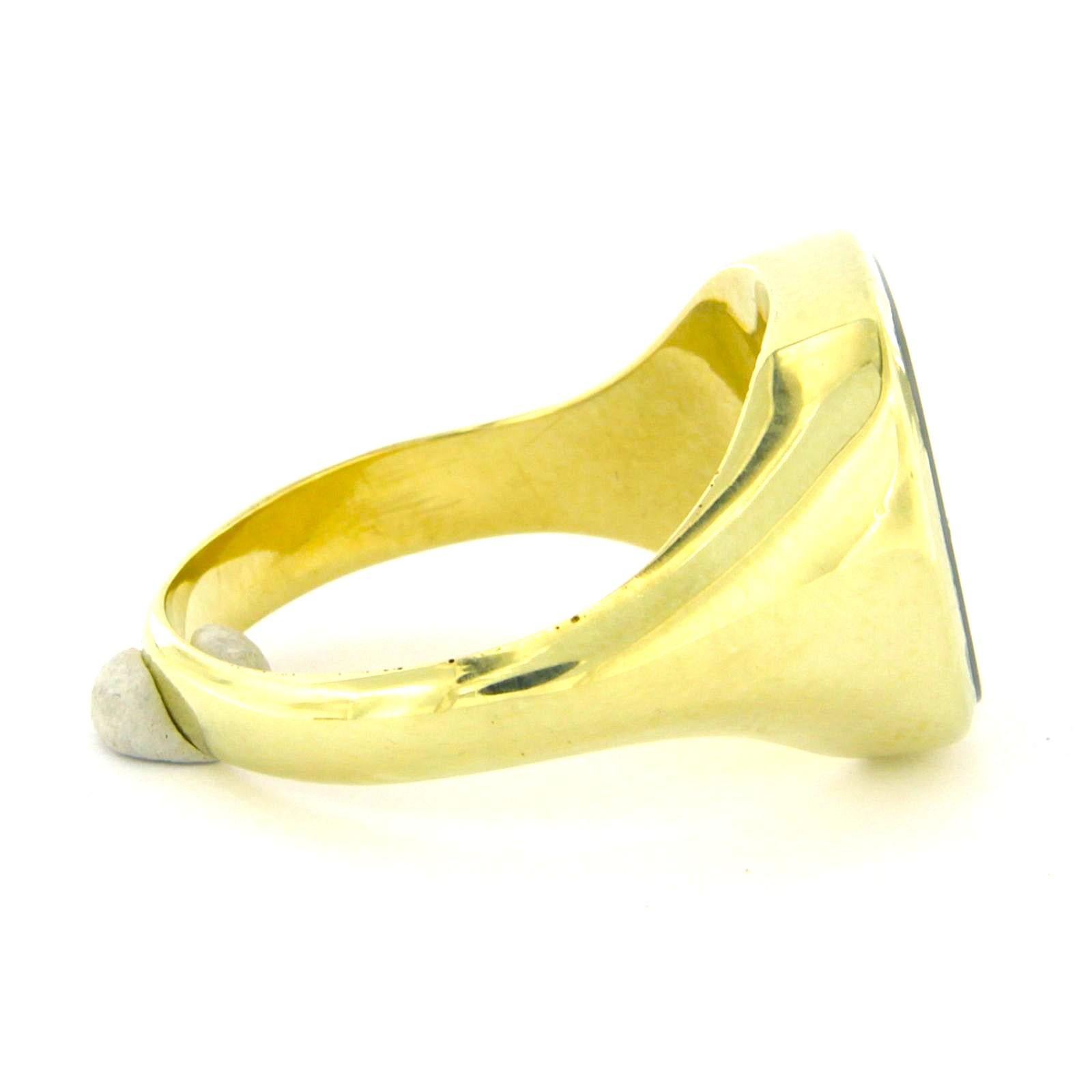 Moderno Anello in oro giallo 14k con pietra blu a strati - misura US 9,75 - 9,5 grammi in vendita