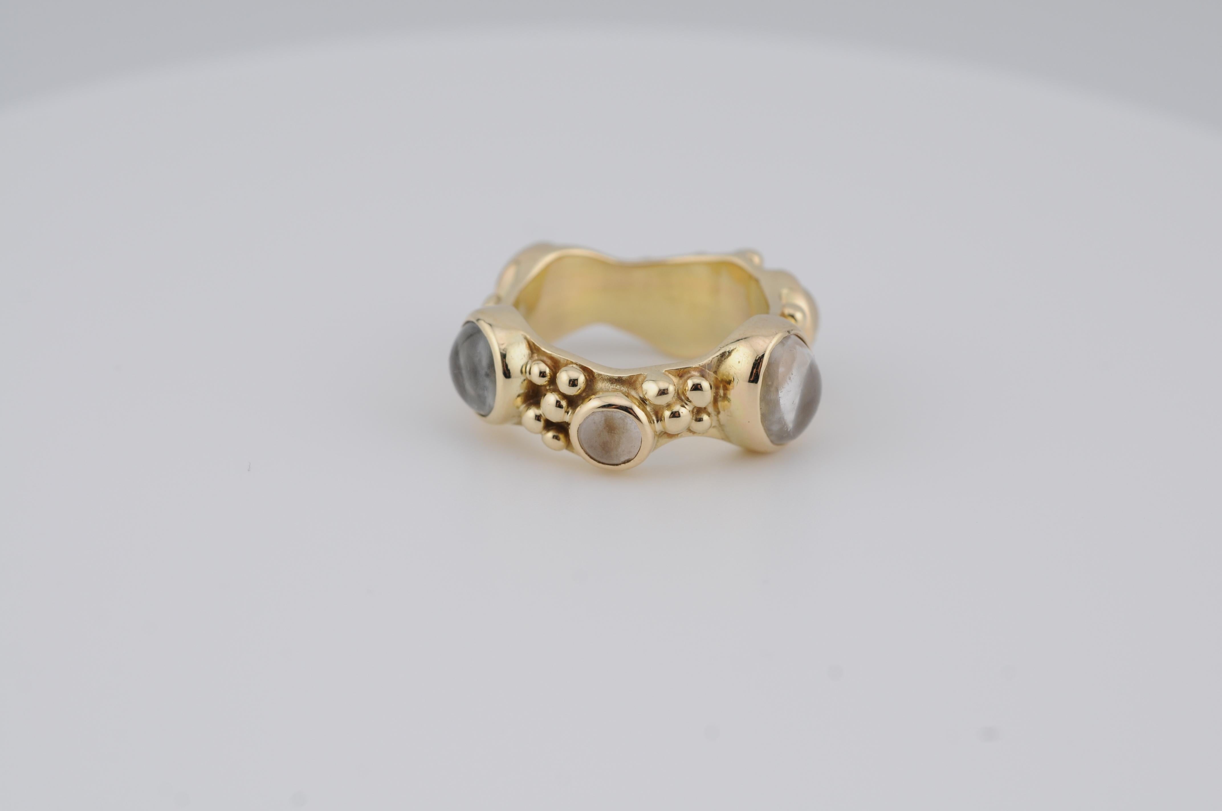 14k Yellow Gold Ring with Cabochon-Cut Moonstones For Sale 5