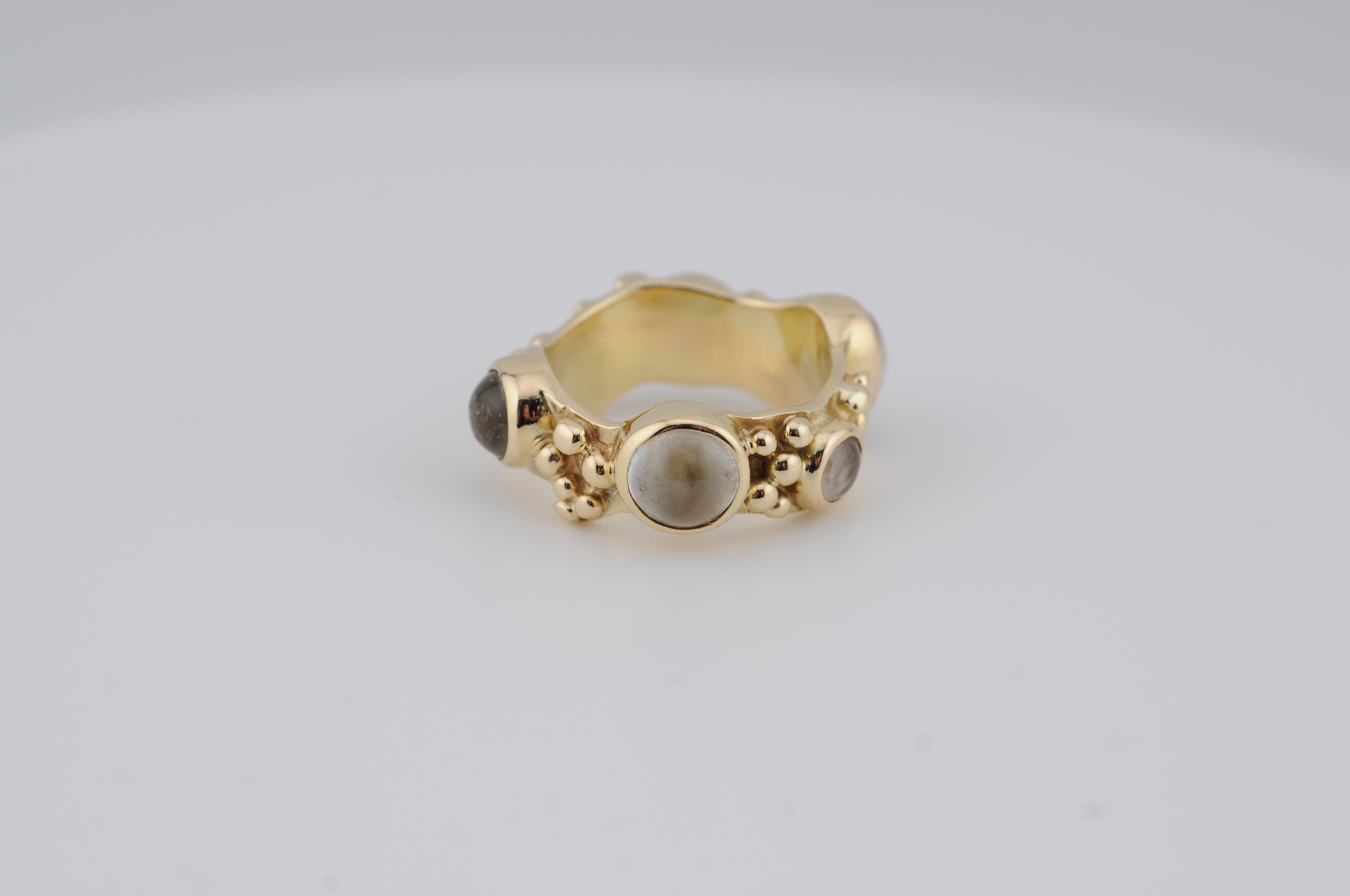 14k Yellow Gold Ring with Cabochon-Cut Moonstones For Sale 6