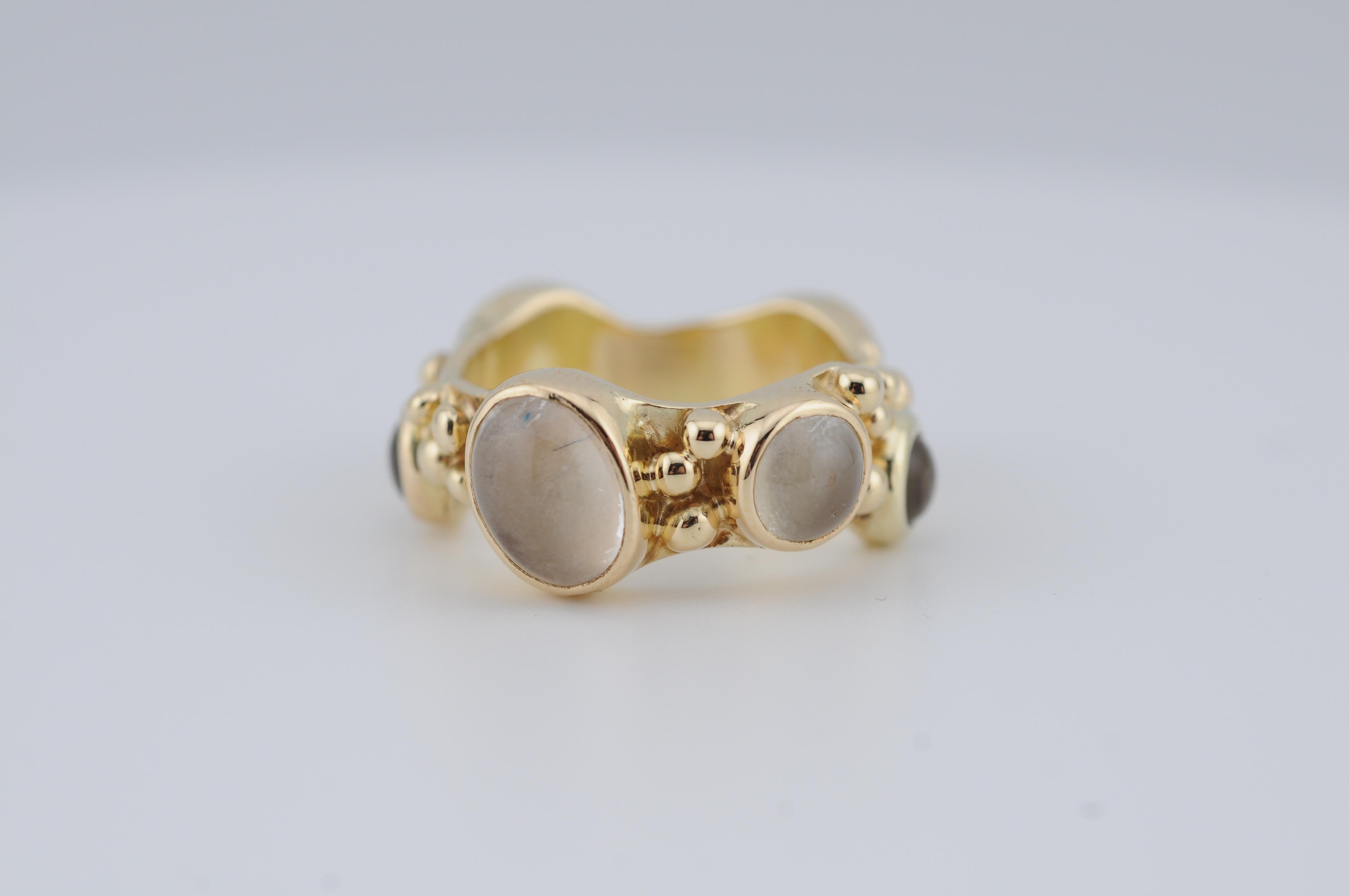 14k Yellow Gold Ring with Cabochon-Cut Moonstones In Good Condition For Sale In Berlin, BE