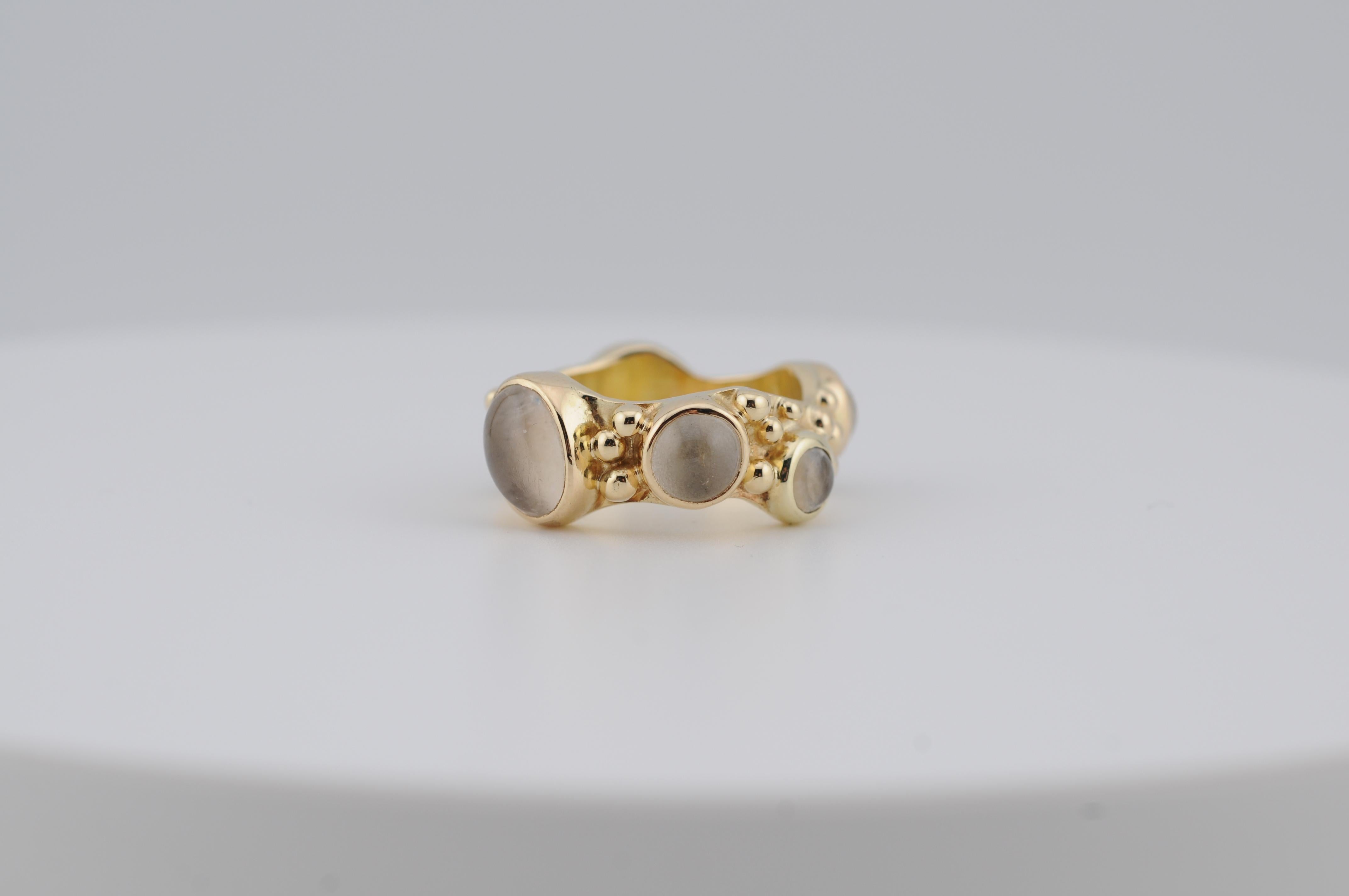 14k Yellow Gold Ring with Cabochon-Cut Moonstones For Sale 1