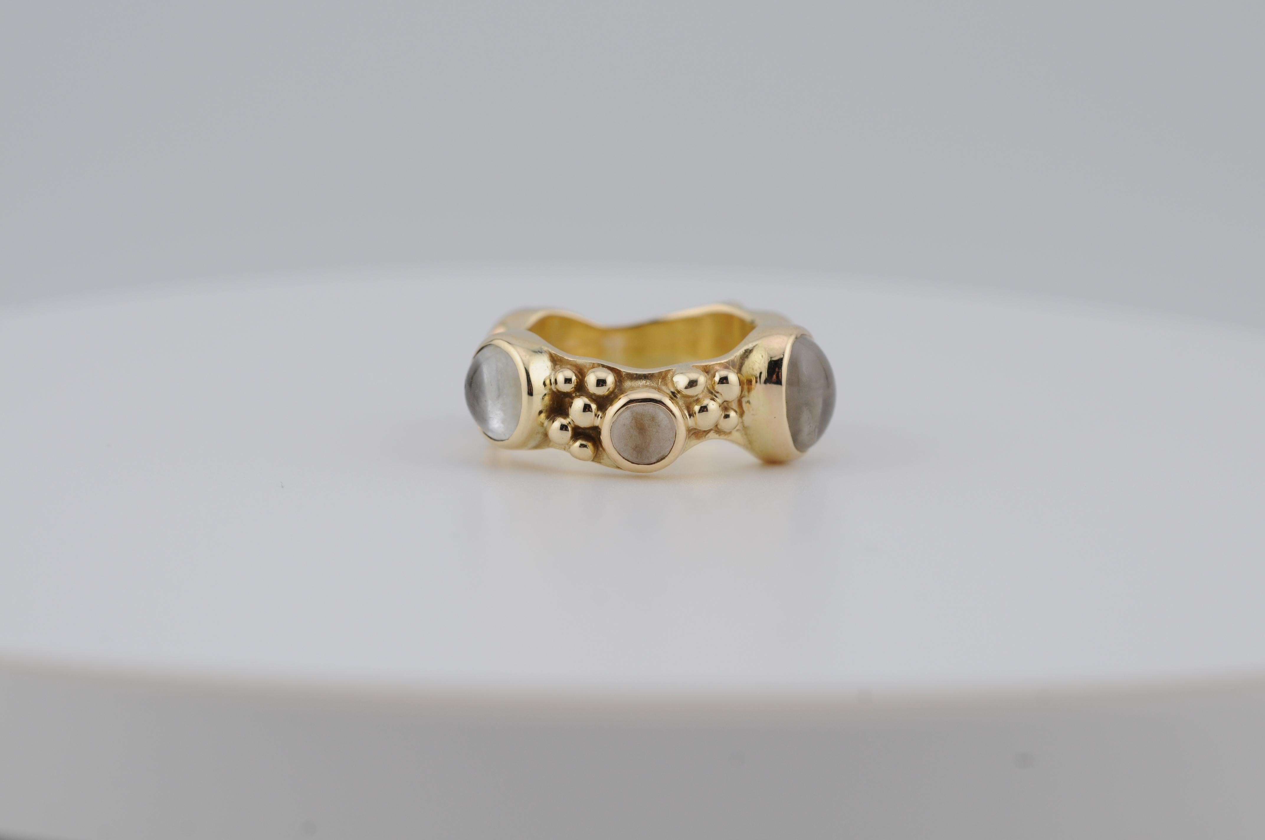 14k Yellow Gold Ring with Cabochon-Cut Moonstones For Sale 2