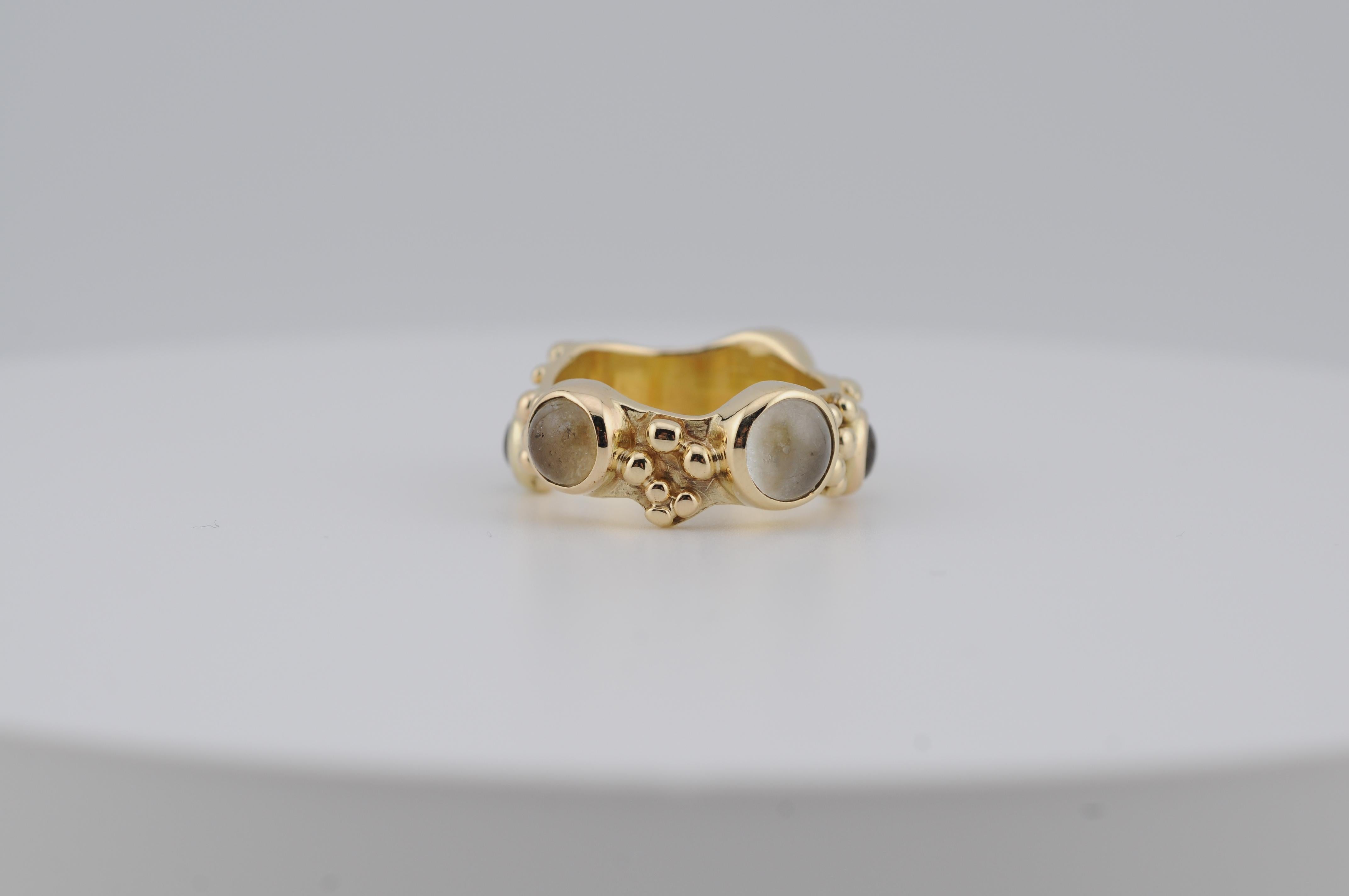 14k Yellow Gold Ring with Cabochon-Cut Moonstones For Sale 3