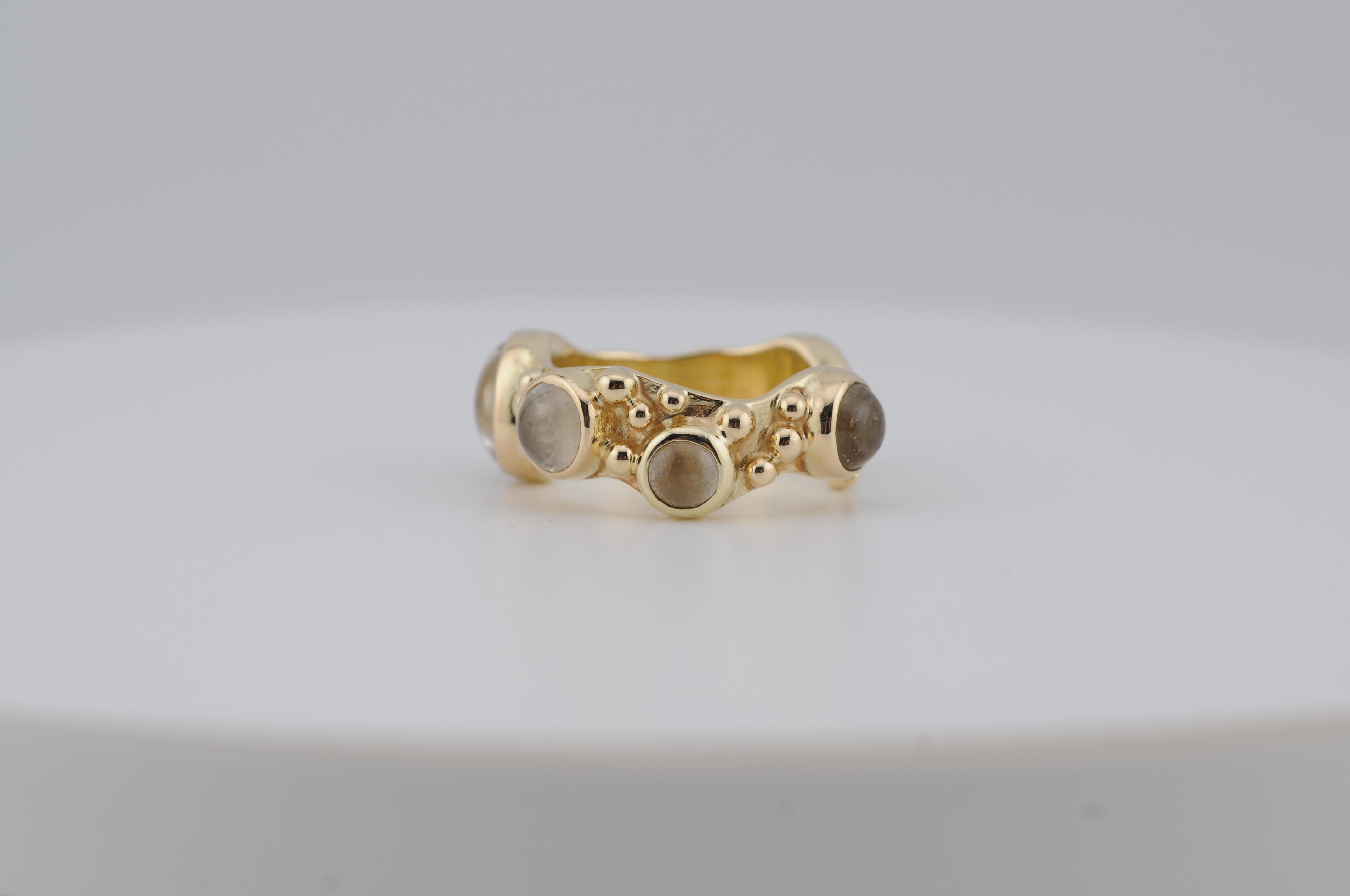 14k Yellow Gold Ring with Cabochon-Cut Moonstones For Sale 4
