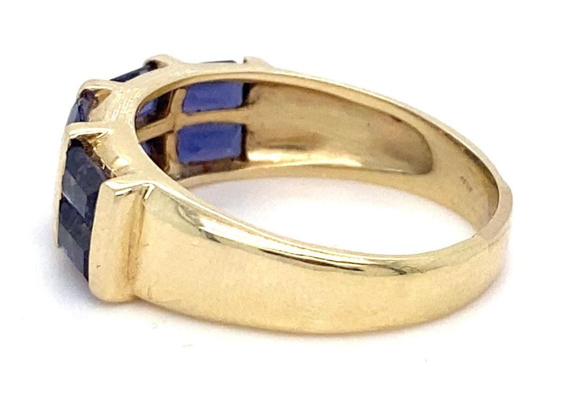 Moderne Bague en or jaune 14 carats avec saphirs baguettes sertis en canal, taille 9 en vente