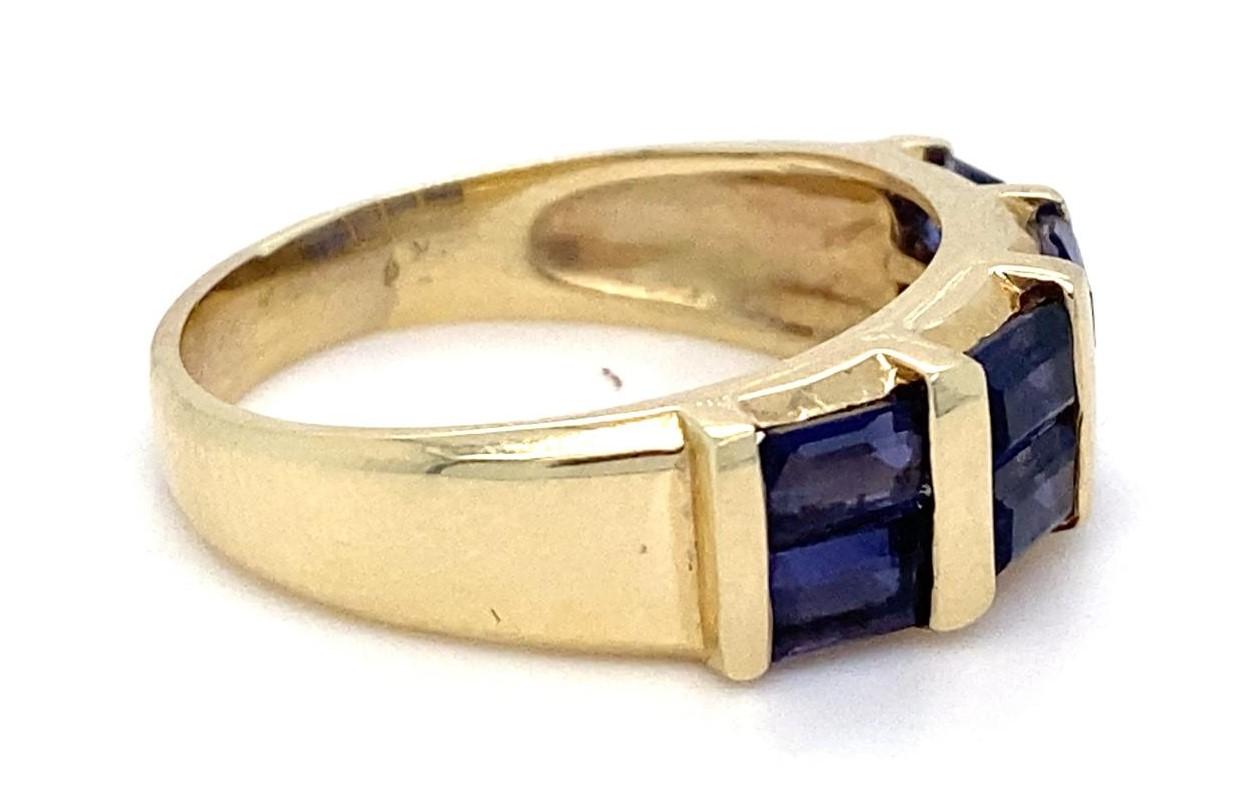 Bague en or jaune 14 carats avec saphirs baguettes sertis en canal, taille 9 Bon état - En vente à Sherman Oaks, CA