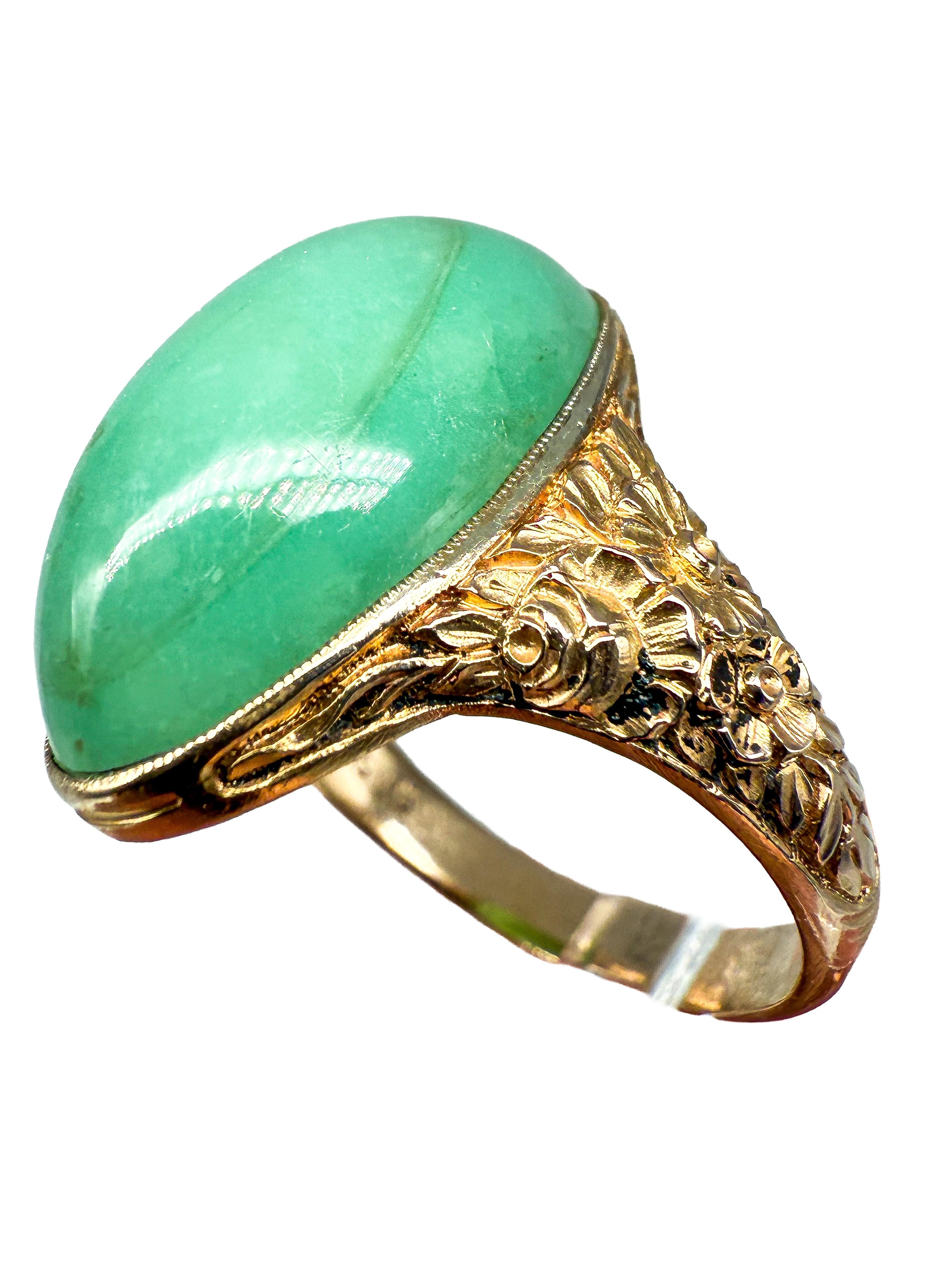 This elegant 14-karat yellow gold ring combines classic craftsmanship with the natural beauty of chrysoprase. Weighing 5.75 g, it sits comfortably on the finger and showcases high-quality workmanship. The ring is a size 51 (Ø 16.2 mm), making it
