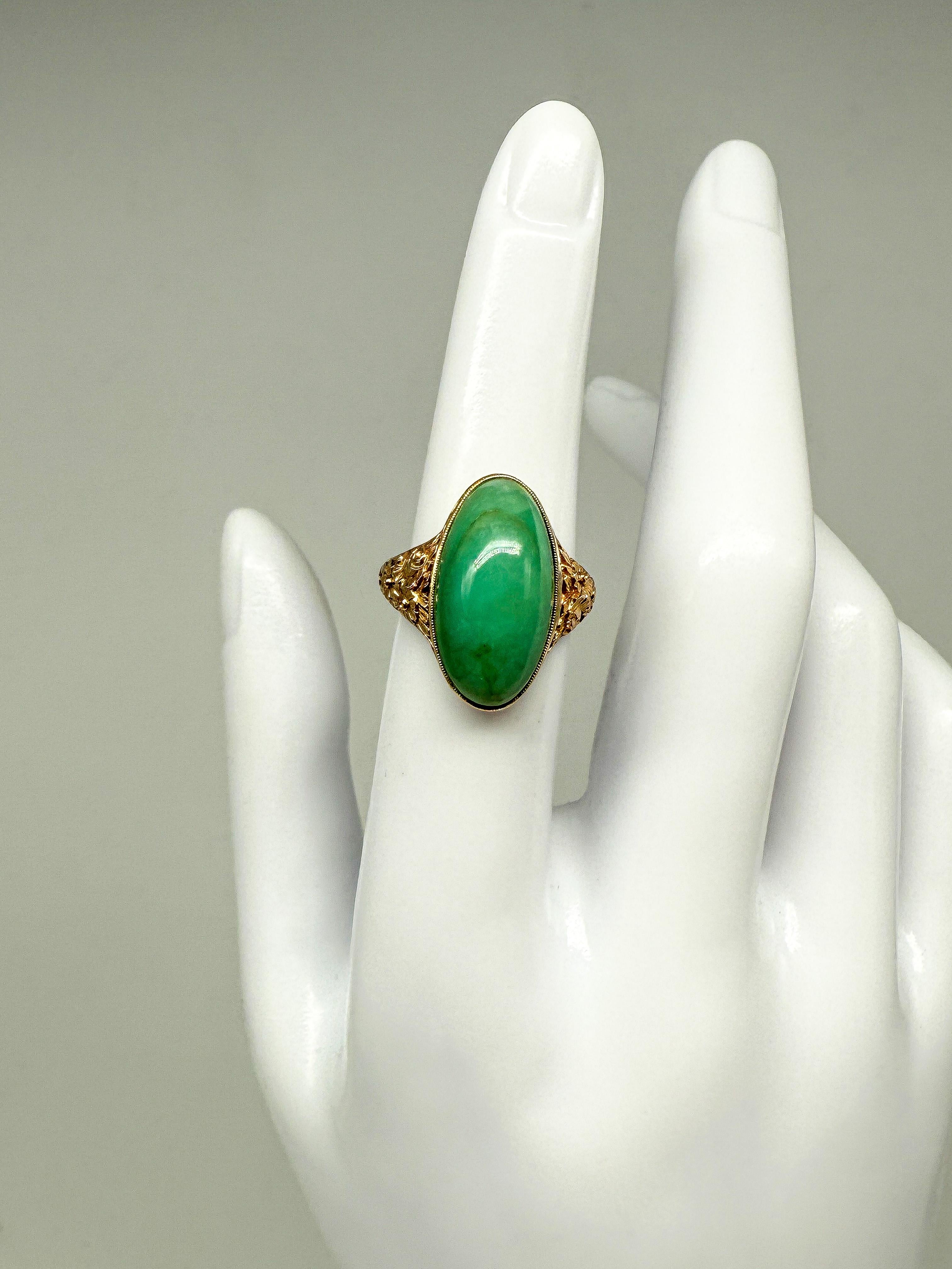 14K Yellow Gold Ring with Chrysoprase In Good Condition For Sale In Berlin, DE