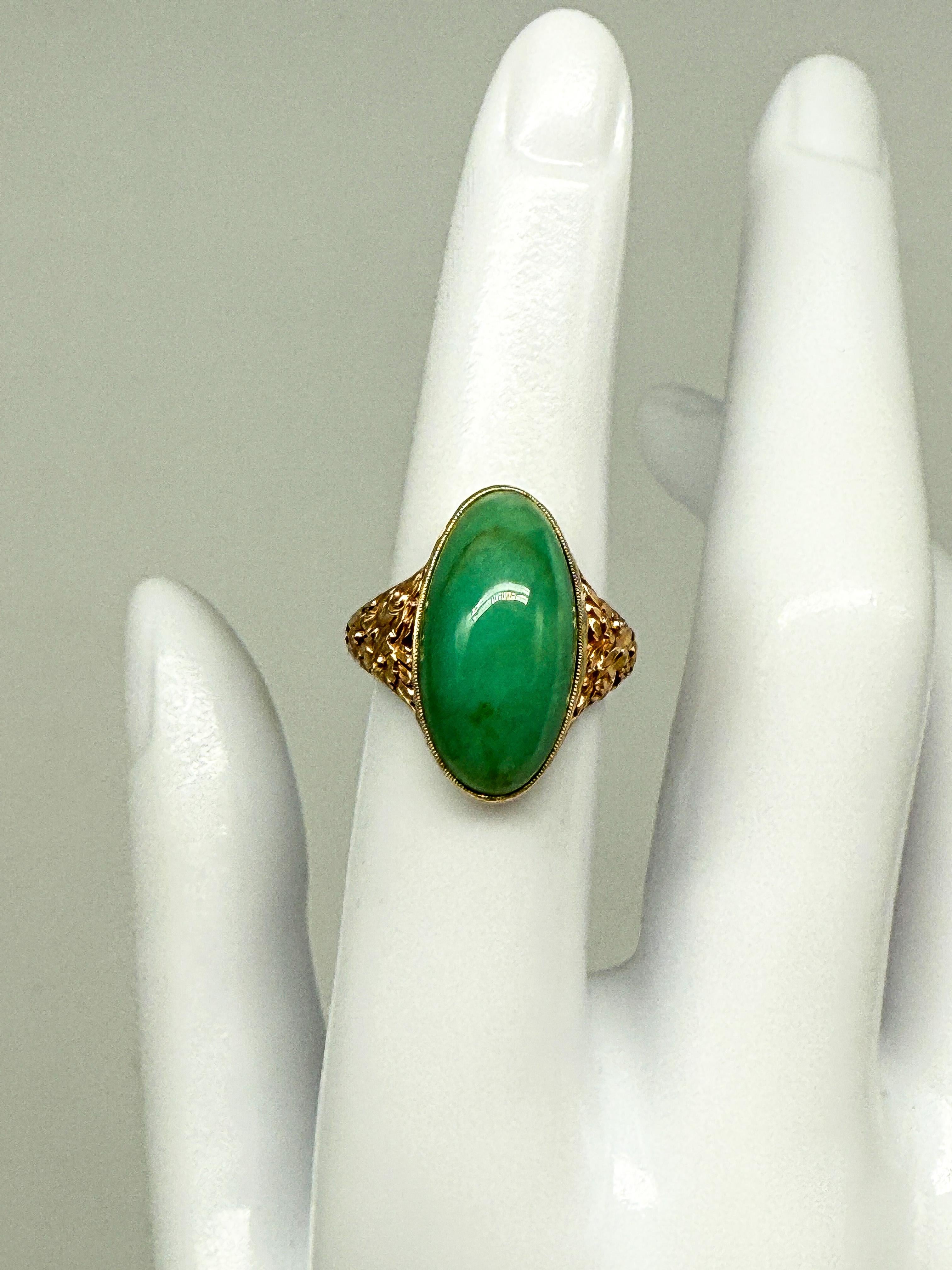 14K Yellow Gold Ring with Chrysoprase For Sale 2