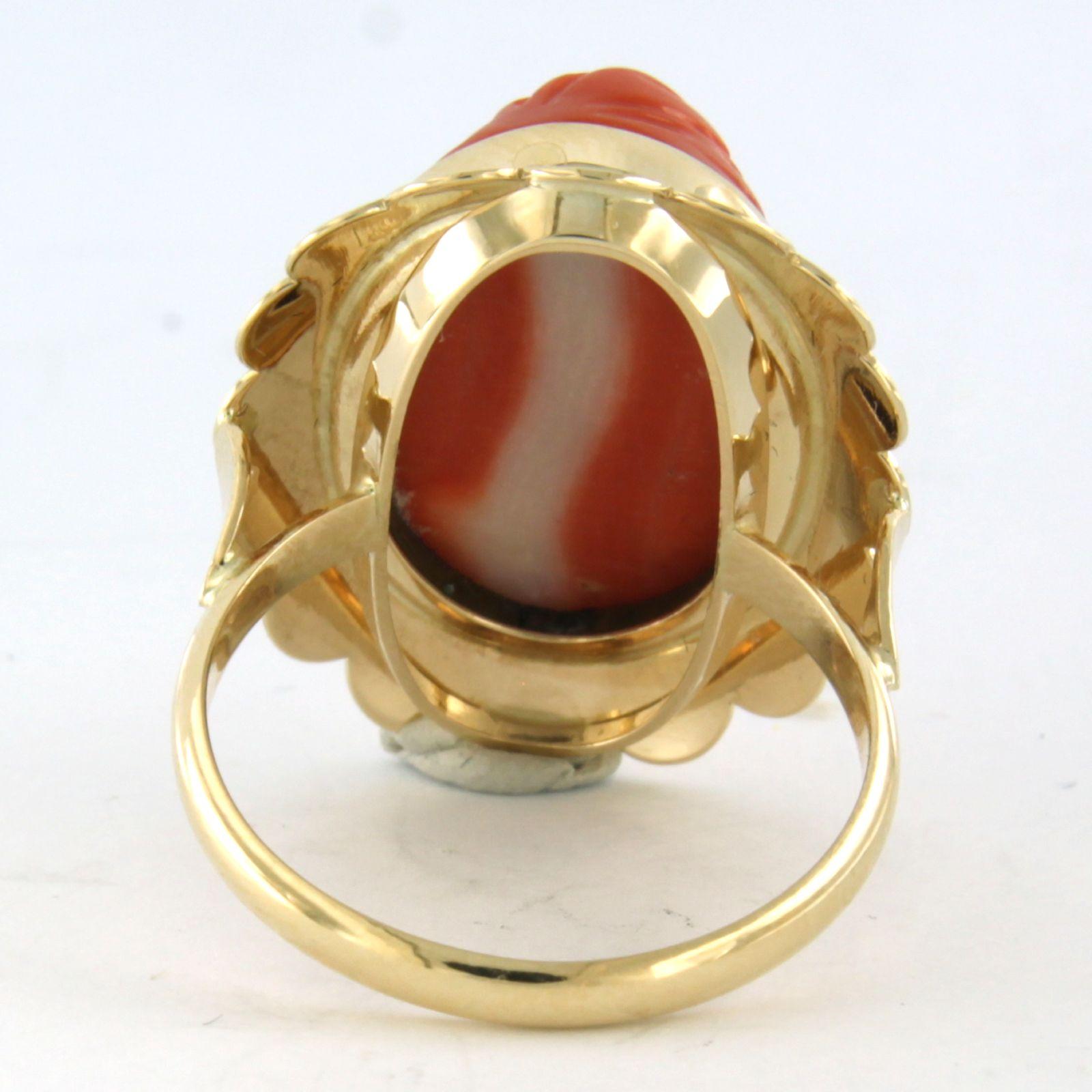 Bague en or jaune 14k avec corail - 6.3 grammes - taille US 7.5 - EU 17.75 (56) Excellent état - En vente à The Hague, ZH