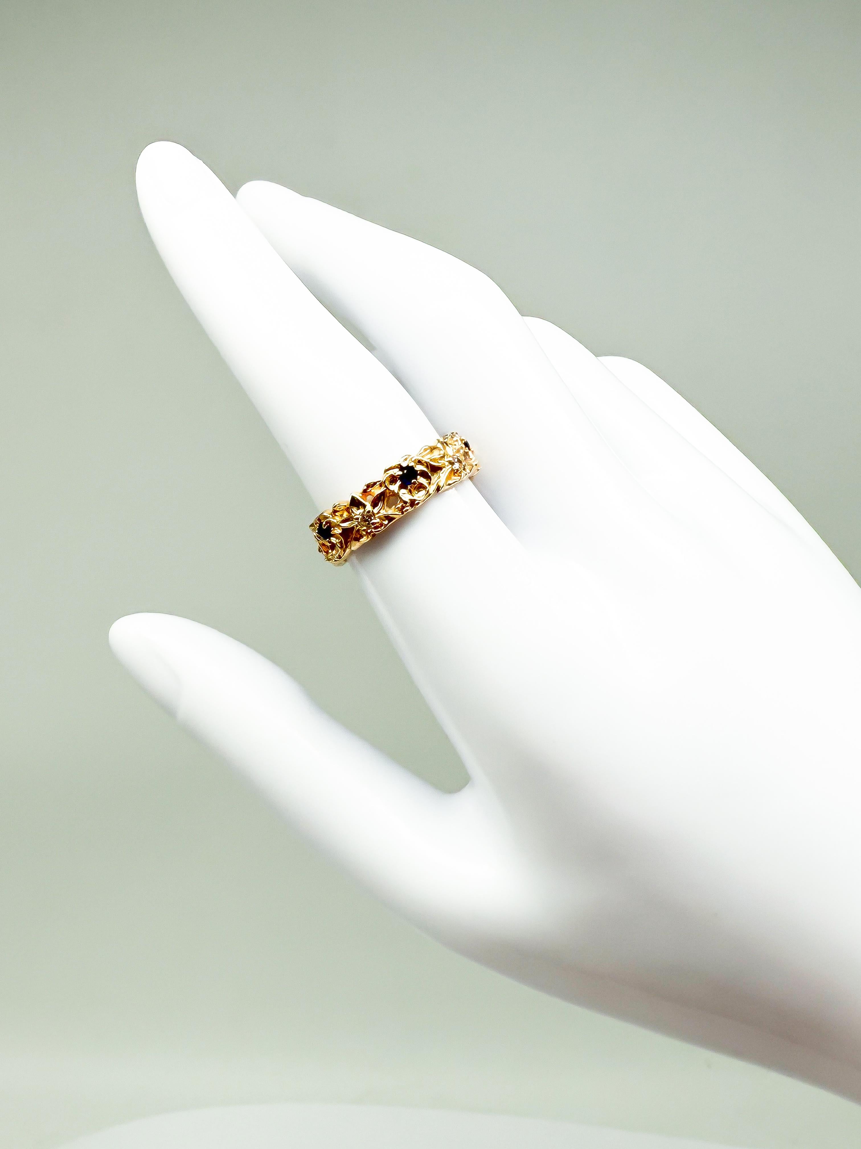 Brillantezza raffinata - Anello in oro giallo 14K con diamanti e zaffiri blu intenso

Questo anello eccezionalmente elegante, realizzato in oro giallo a 14 carati, incanta per l'armoniosa combinazione di diamanti scintillanti e zaffiri blu intenso.