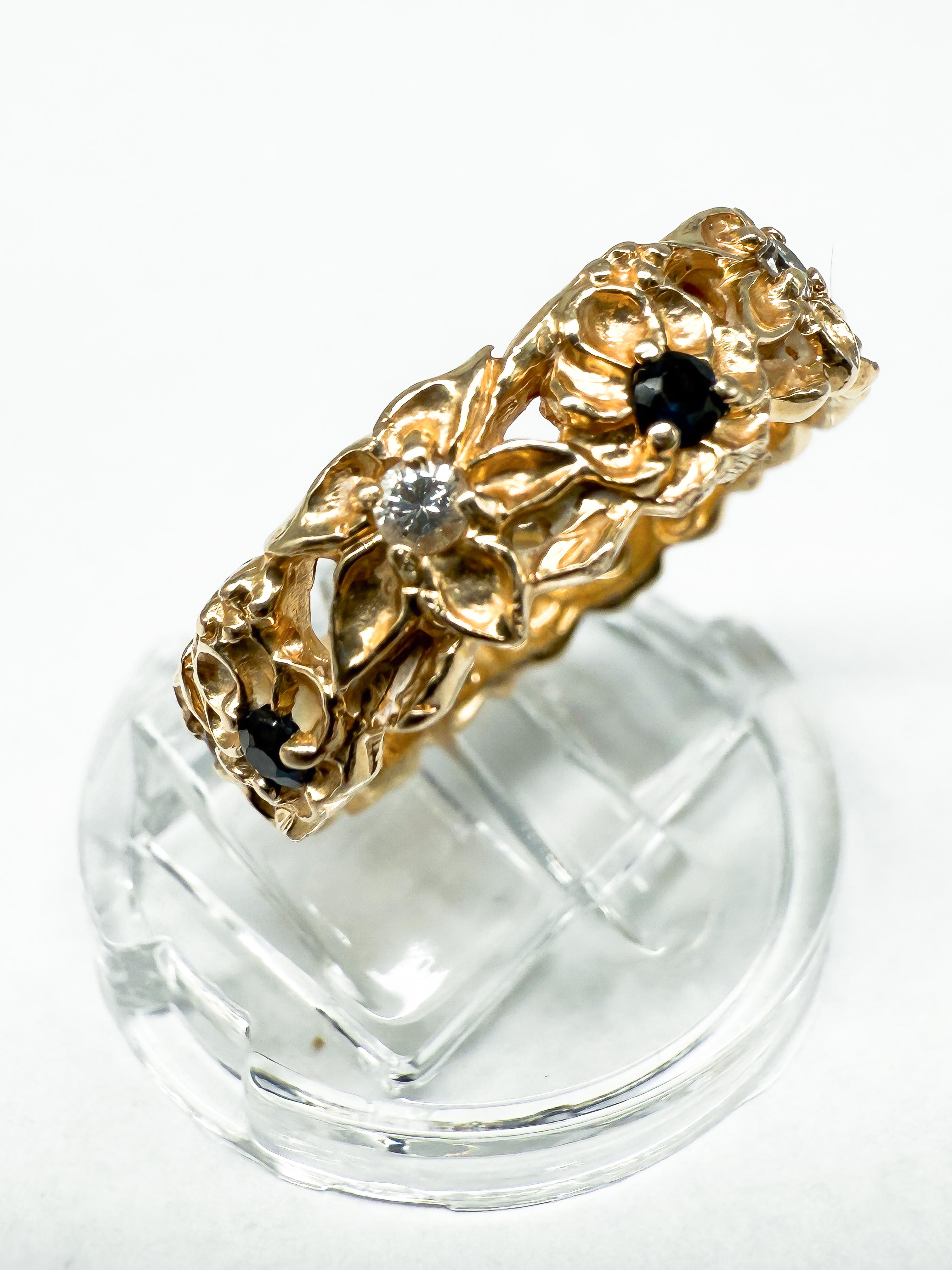 Anello in oro giallo 14K con diamanti e zaffiri in vendita 1
