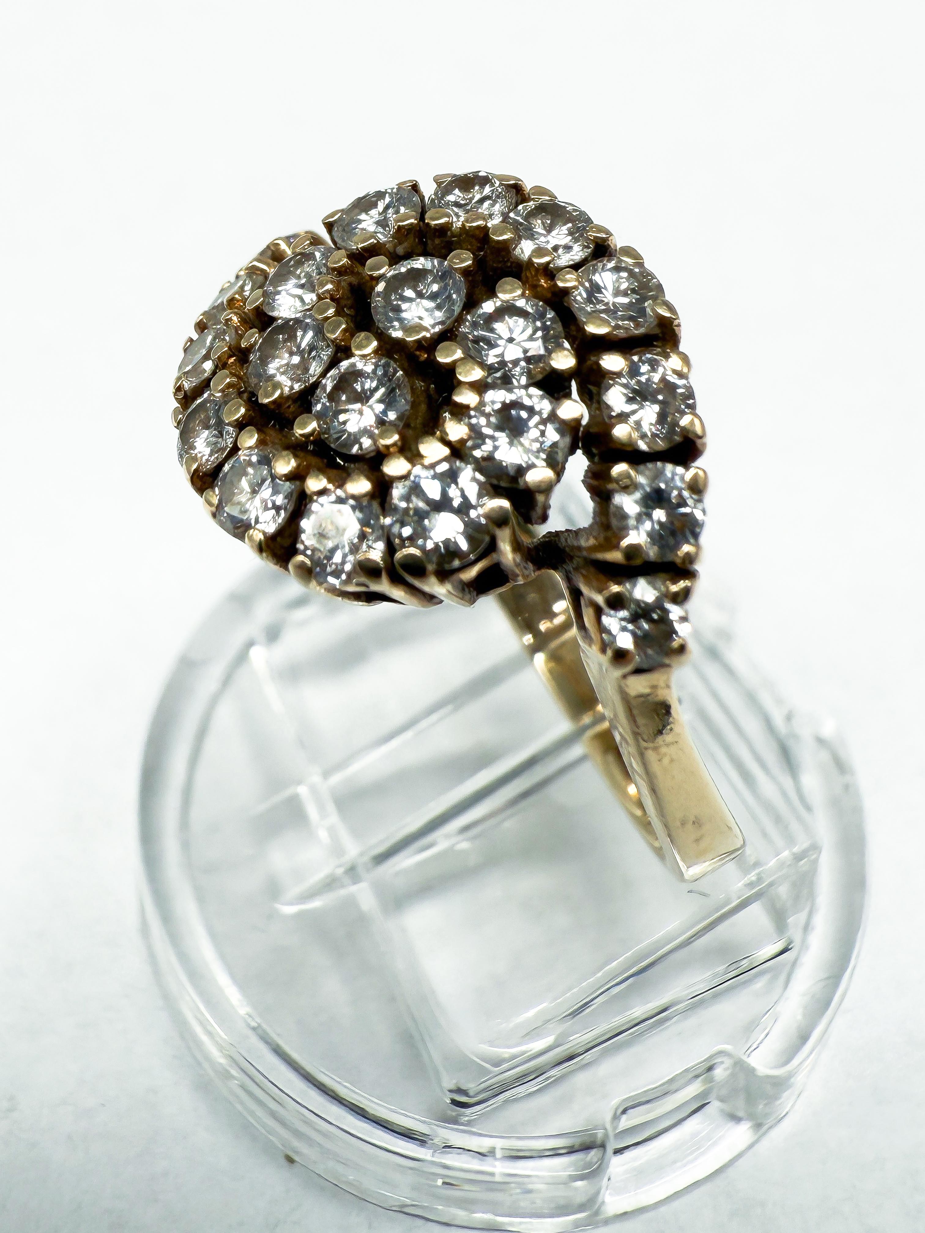 Elegance intemporelle - Bague en or jaune 14K avec diamants brillants

Cette élégante bague en or jaune 14 carats allie harmonieusement un design classique et un savoir-faire exquis. Avec un poids total de 3,6 g, il offre une sensation de légèreté