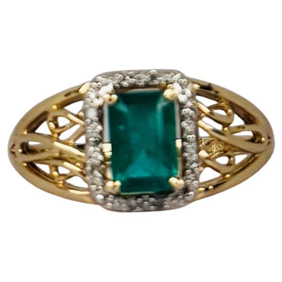 This stunning 14K Yellow Gold Ring with Faceted Emerald and 8 Round Brilliant-Cut Diamonds is a beautiful example of pre-loved vintage jewelry. Crafted from 14K yellow gold, it features a striking emerald-cut smaragd measuring approximately 4mm x