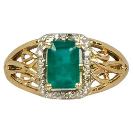 14 Karat Gelbgold Ring mit facettiertem Smaragd und 8 runden Diamanten im Brillantschliff