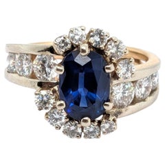 Ring aus 14-karätigem Gelbgold mit einem von der GIA zertifizierten blauen ovalen Saphir und Diamantakzenten