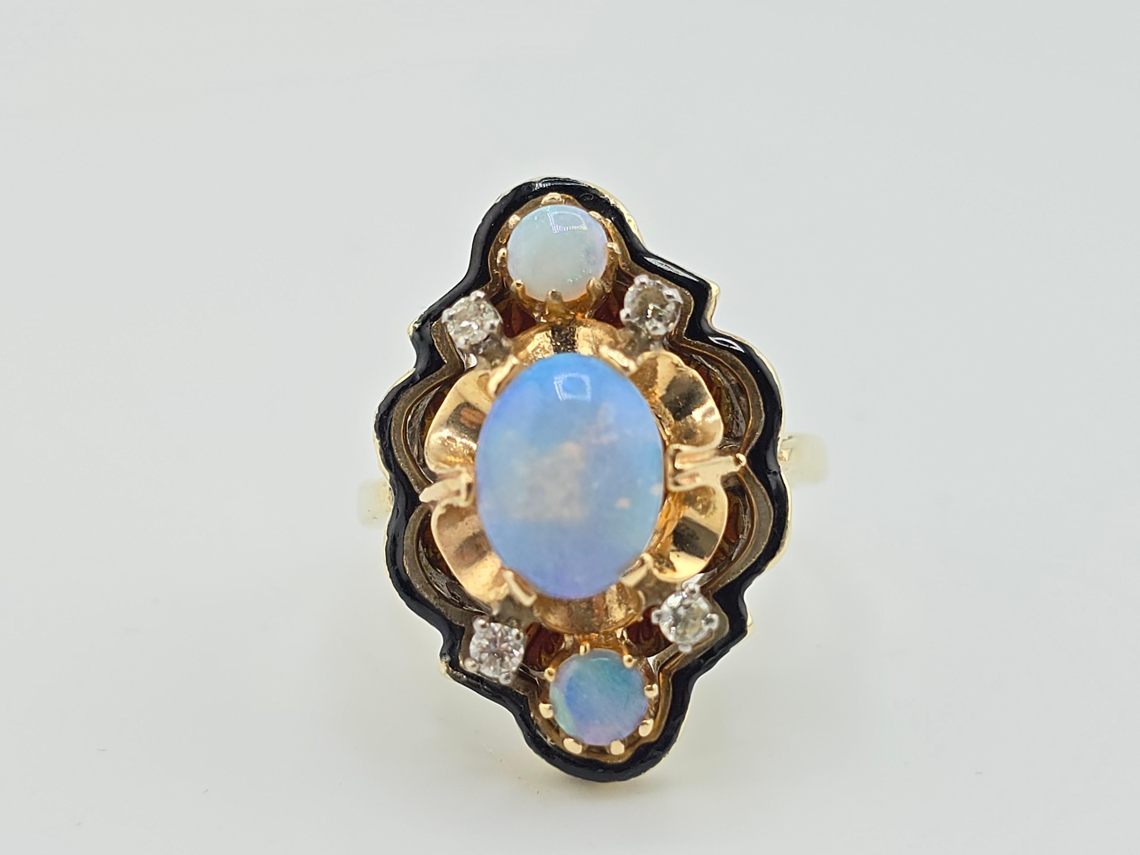 Bague en or jaune 14 carats avec opales naturelles et diamants 8,42 grammes Pour femmes en vente