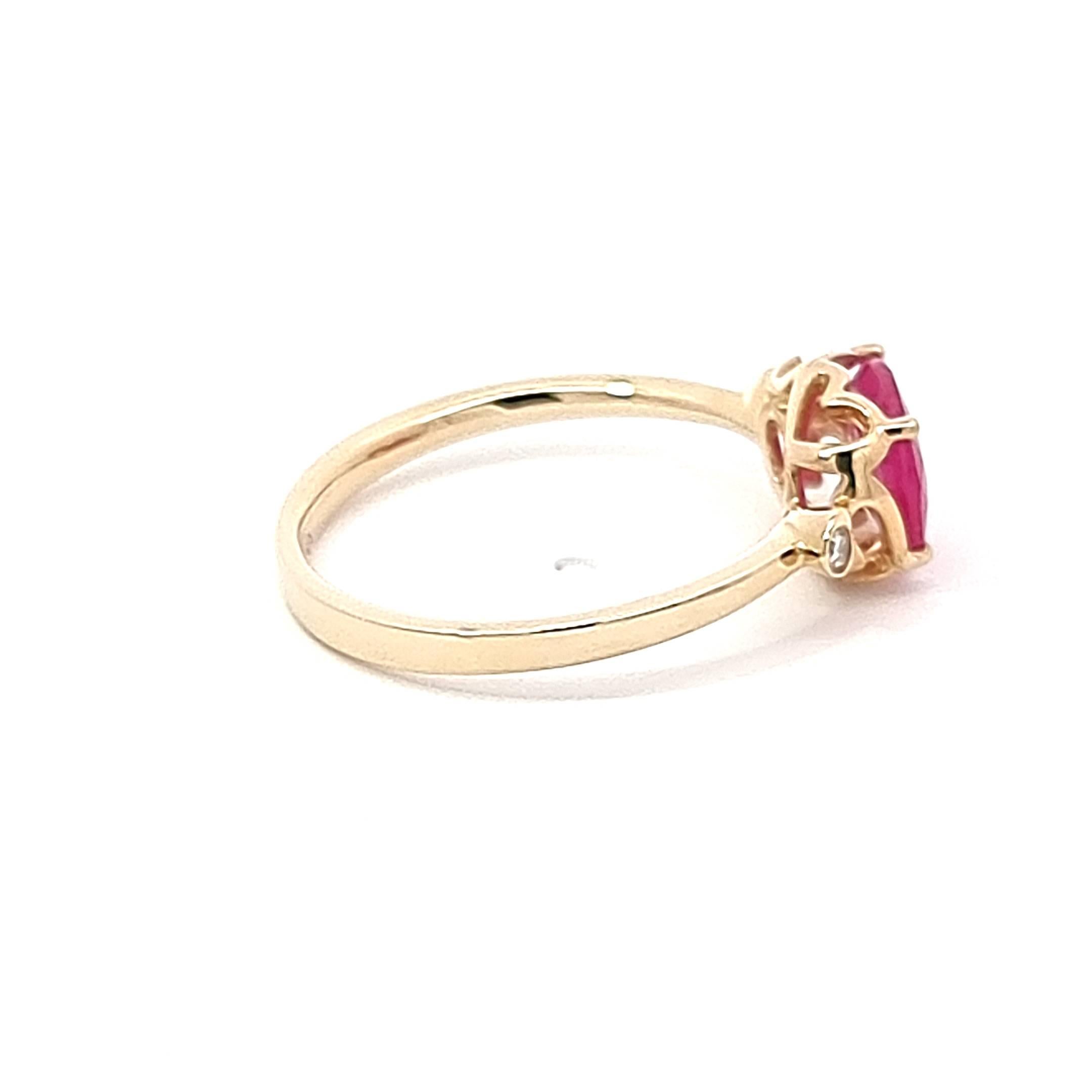 14 Karat Gelbgold Ring mit ovalem Rubin und zwei weißen Diamanten an der Seite im Zustand „Neu“ im Angebot in ประเวศ, TH