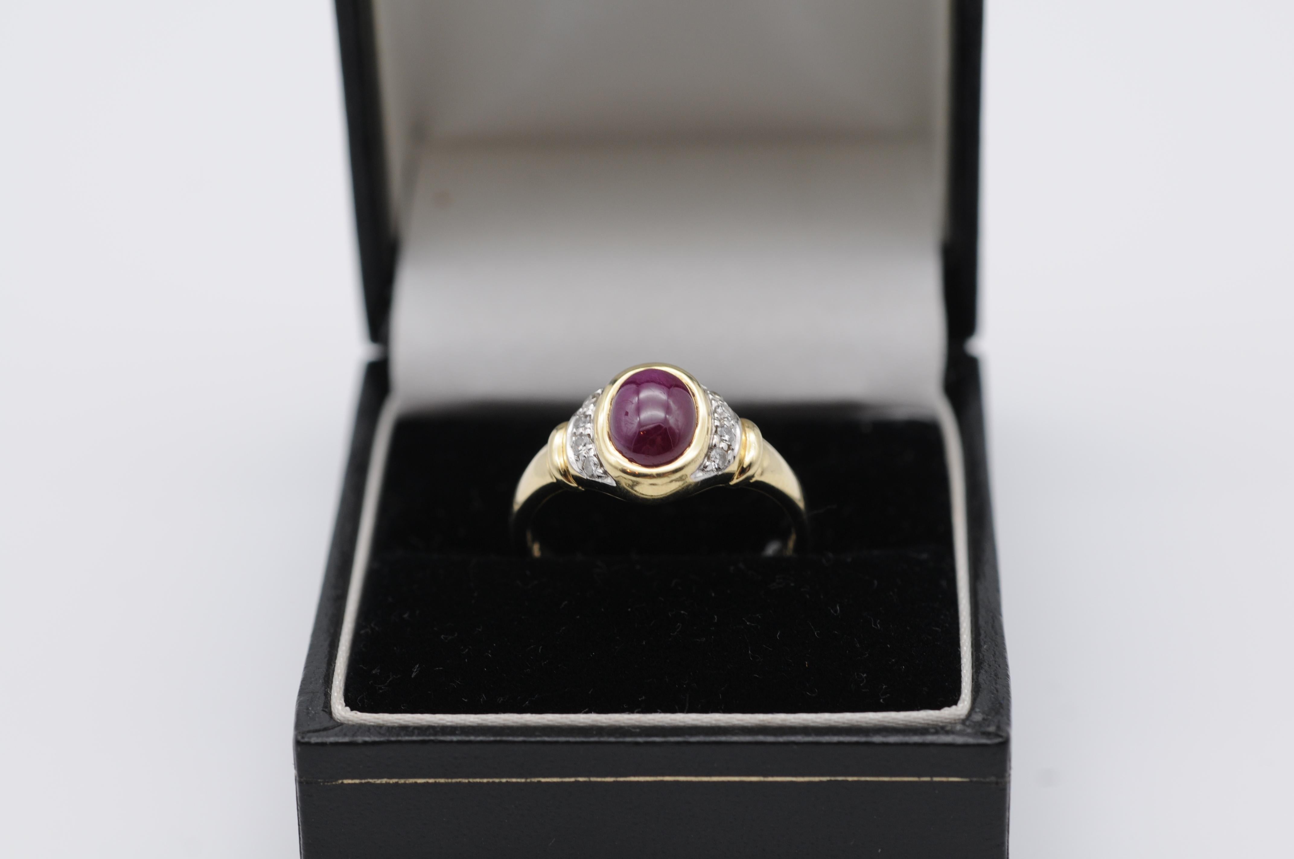 This 14K yellow gold ring is a stunning example of timeless elegance and refined taste. The central red cabochon stone is flawlessly set, radiating a deep and intense color that glows from within. Expertly crafted with precision and attention to