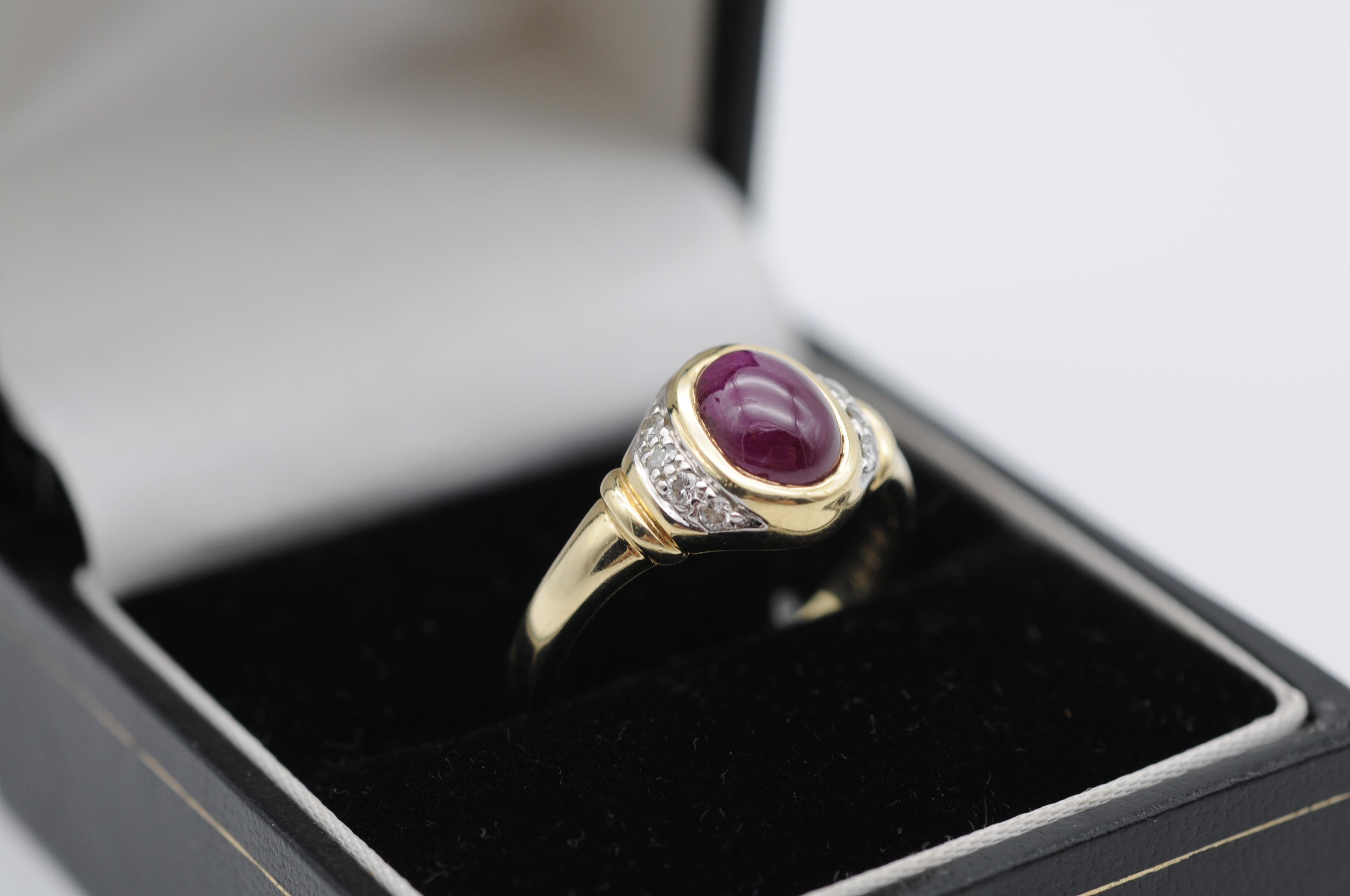 Cabochon 14K yellow gold Ring with red cabochon and diamonds For Sale