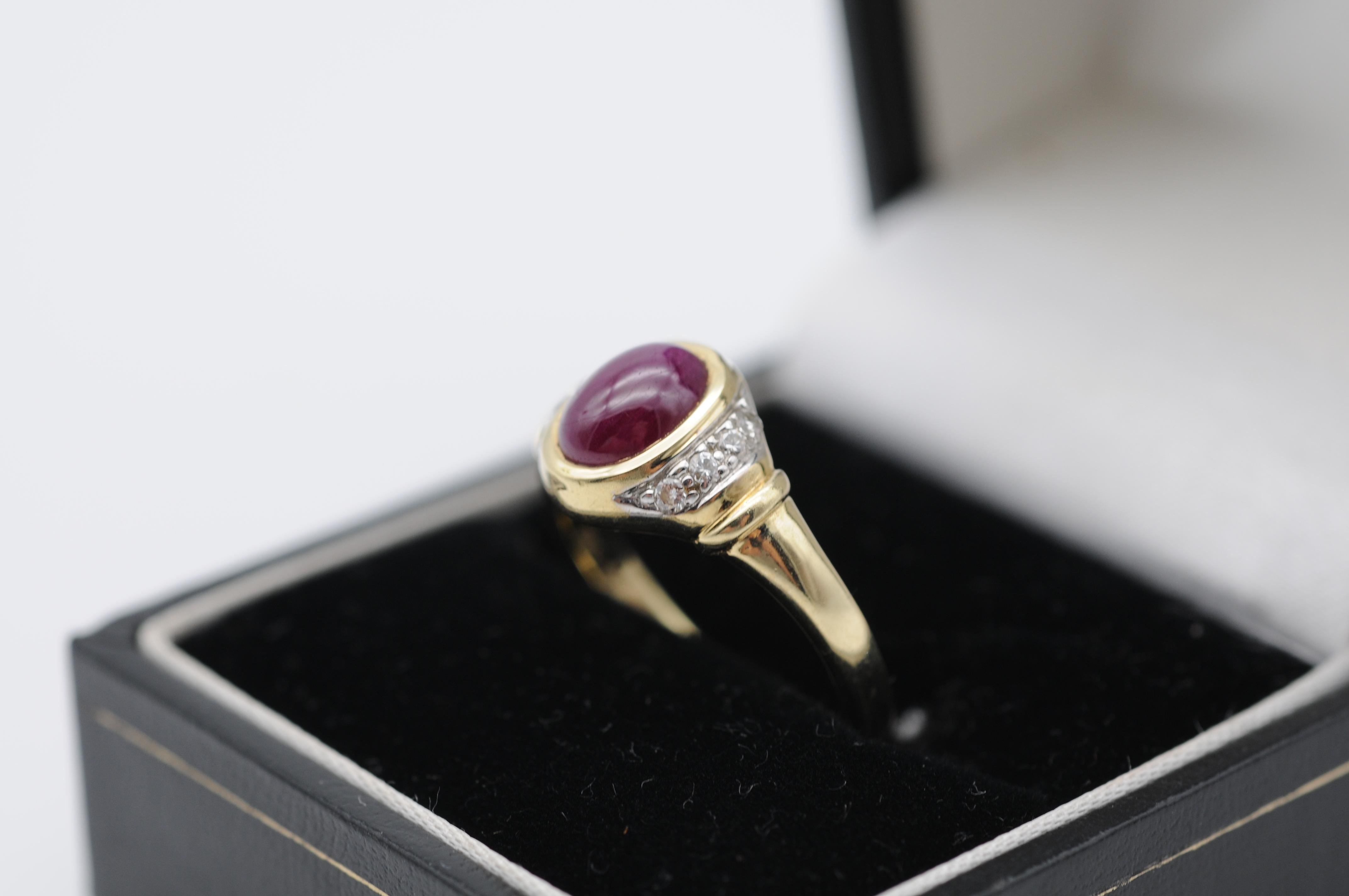 14K yellow gold Ring with red cabochon and diamonds In Good Condition For Sale In Berlin, BE