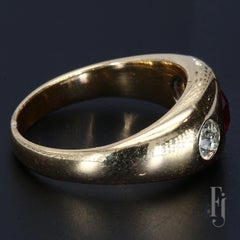 14k Gelbgold Ring mit rotem Granat Zentrum & zwei Lünette gesetzt Diamanten - Größe 6,25